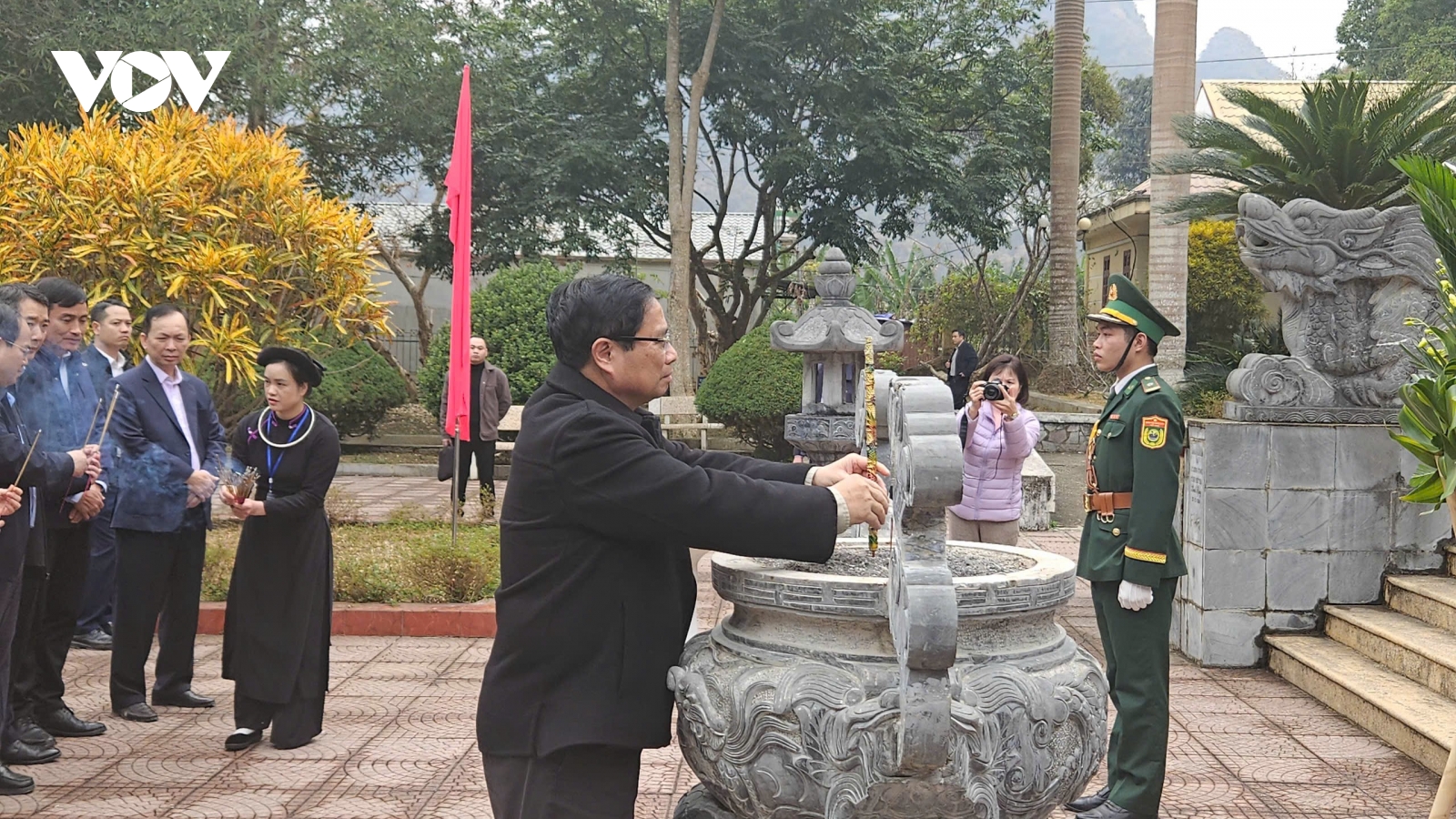 Thủ tướng dâng hương tưởng nhớ Chủ tịch Hồ Chí Minh tại Cao Bằng