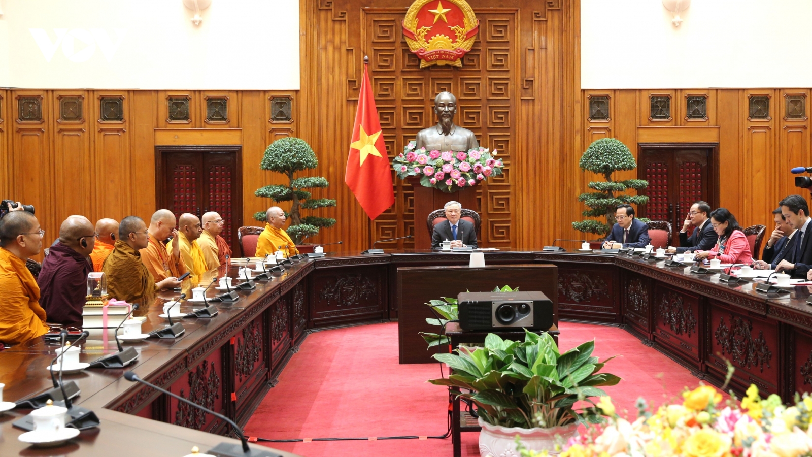 Phó Thủ tướng Thường trực Nguyễn Hòa Bình tiếp đoàn Ủy ban Đại lễ Vesak