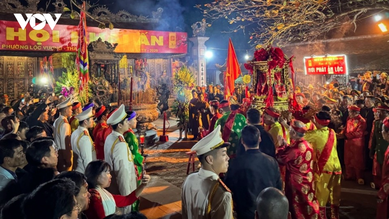Thousands of pilgrims flock to Tran Temple for seal opening ceremony