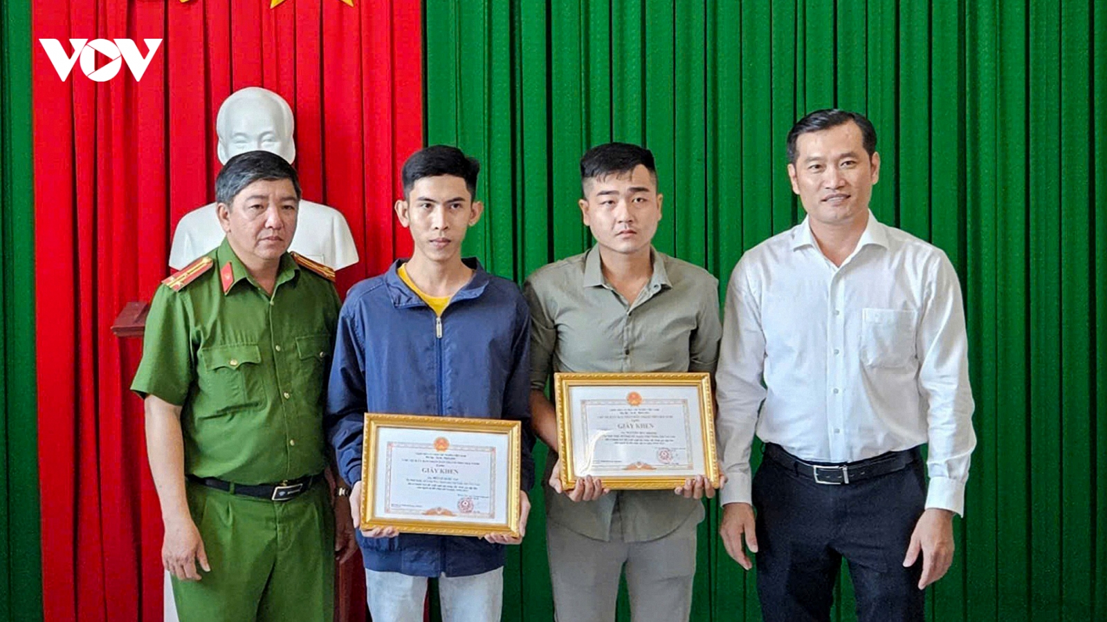 Trao giấy khen 2 thanh niên dũng cảm cứu người mẹ bị con ruột châm lửa đốt