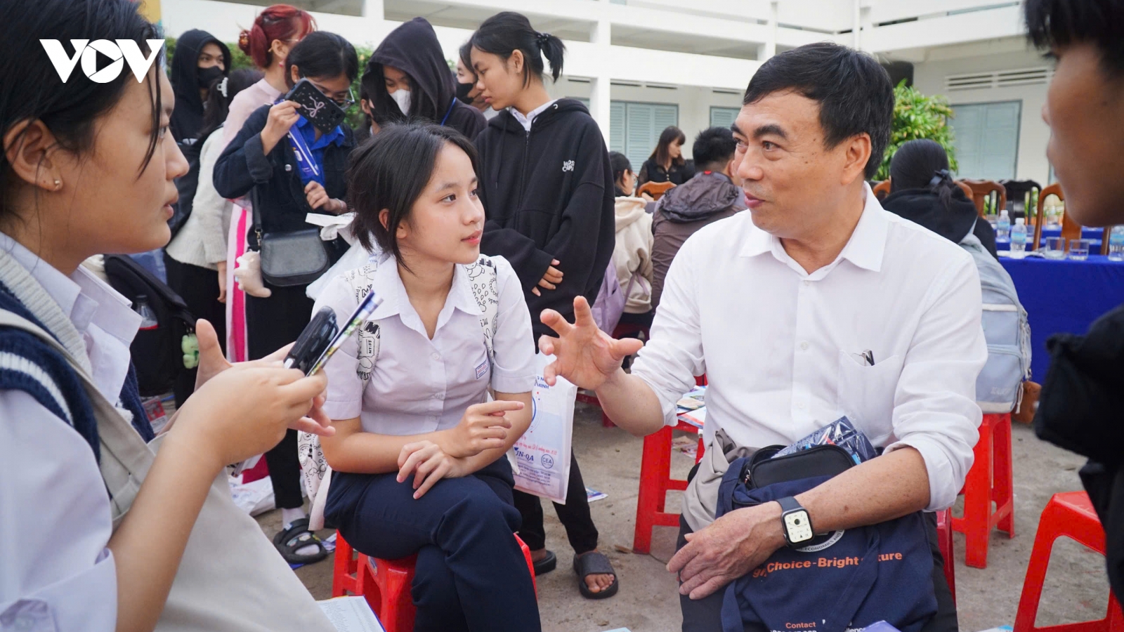 Tư vấn hướng nghiệp cho học sinh Khánh Hòa: Không nhất thiết phải vào Nhà nước