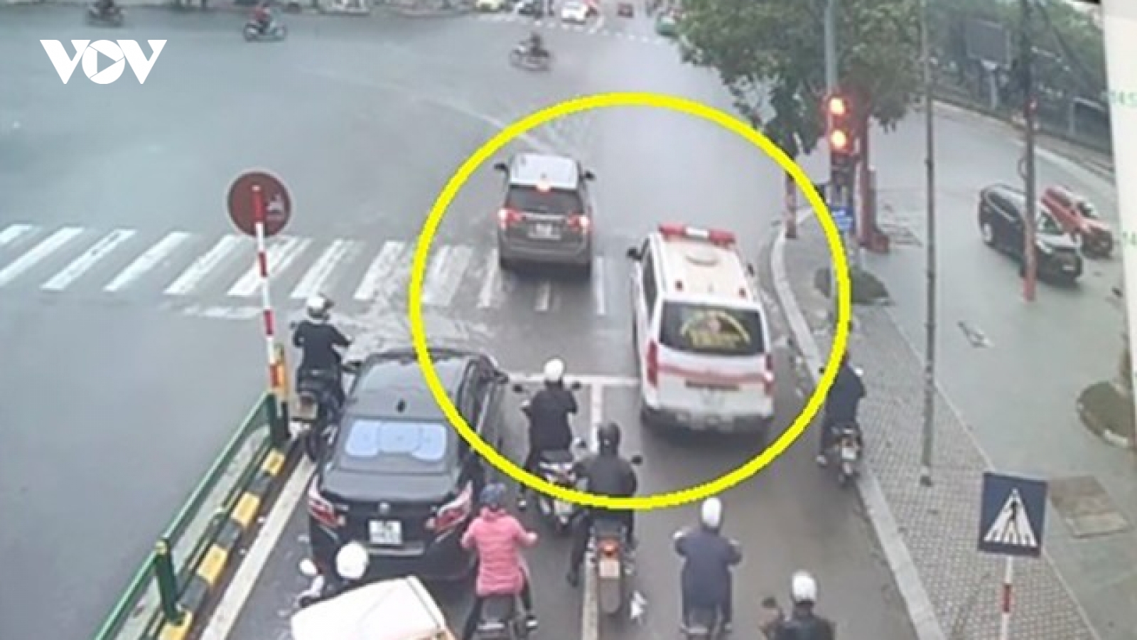 Dừng đèn đỏ, không nhường đường cho xe ưu tiên có bị phạt?