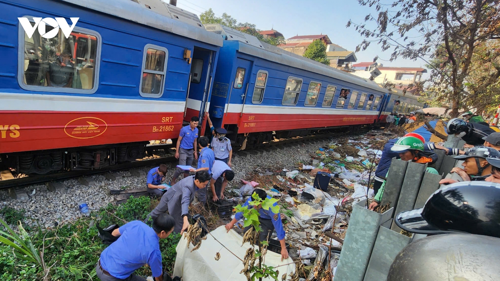 Hà Nội: Va chạm với tàu hỏa, nam tài xế giao hàng tử vong