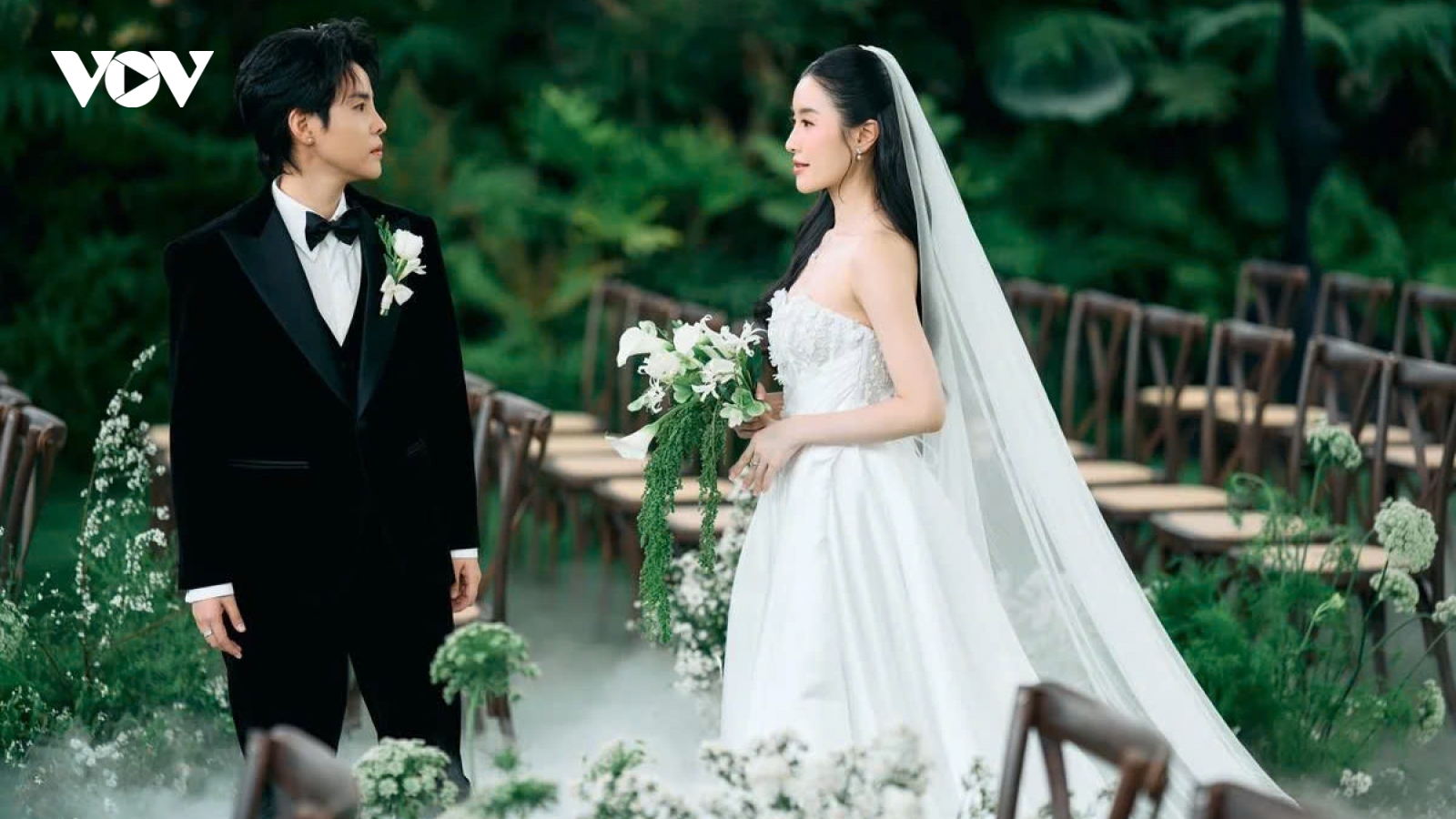 Vũ Cát Tường diện suit, cô dâu "Bí đỏ" khoe vẻ đẹp trong veo tại lễ cưới