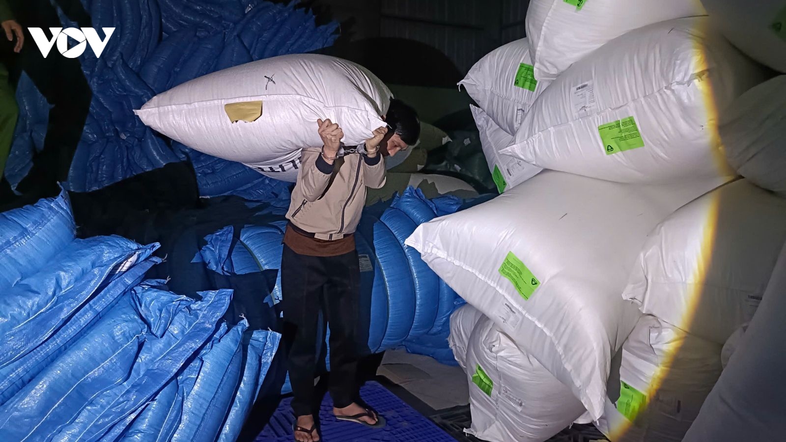Bắt nhóm đạo chích trộm hơn 1 tấn lông vũ trị giá 1,6 tỷ đồng