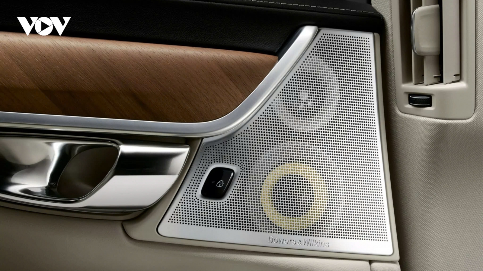 Phát hiện loa có thương hiệu lạ trên xe Volvo ở Trung Quốc