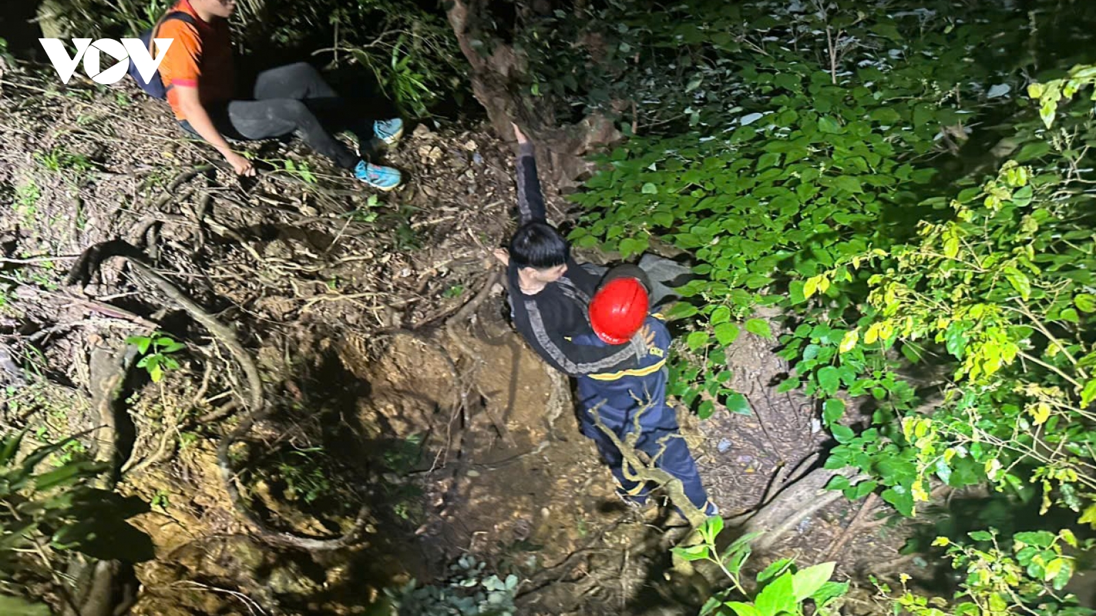 Cứu hộ thành công 2 du khách bị mắc kẹt trên núi Sơn Trà