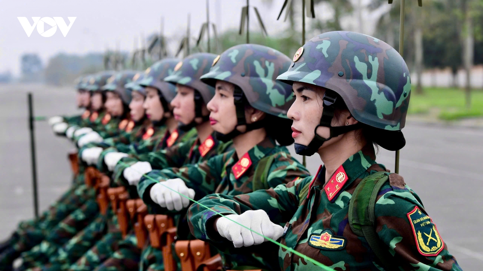 Nữ sĩ quan thông tin miệt mài trên thao trường tập luyện diễu binh 30/4