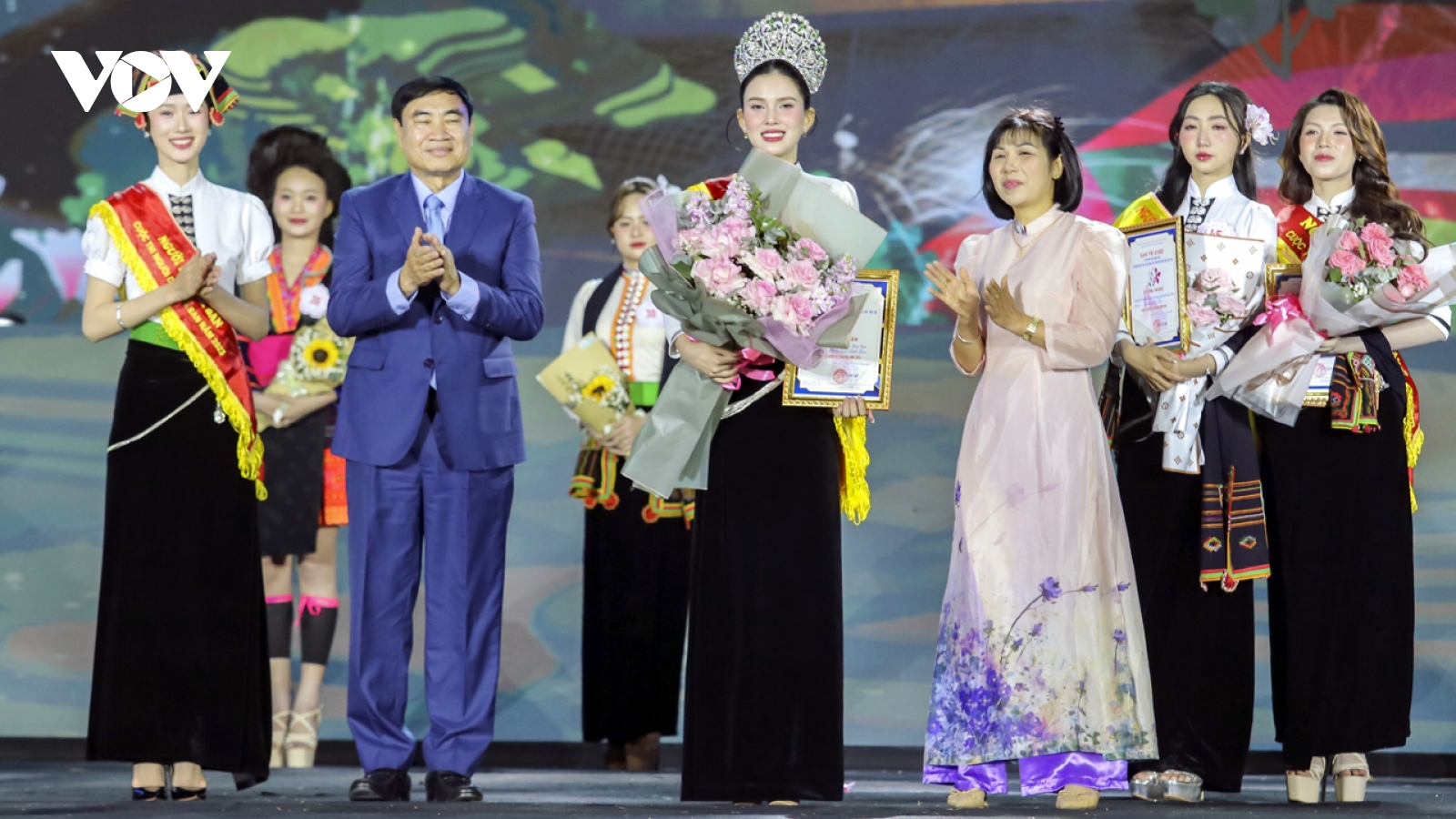 Phan Trần Linh Đan đăng quang Người đẹp Hoa Ban Điện Biên 2025