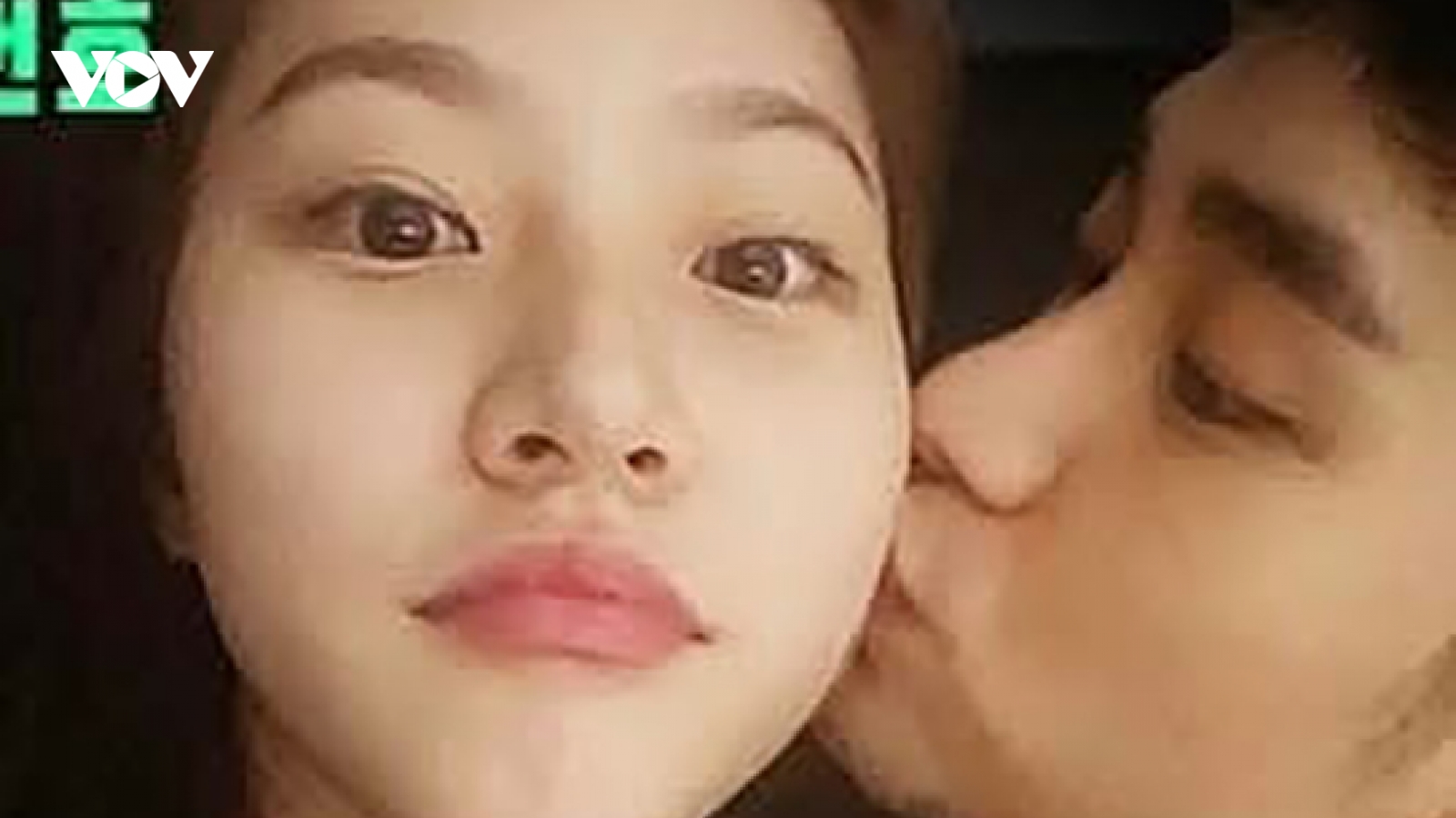 Lộ ảnh Kim Soo Hyun hôn má Kim Sae Ron