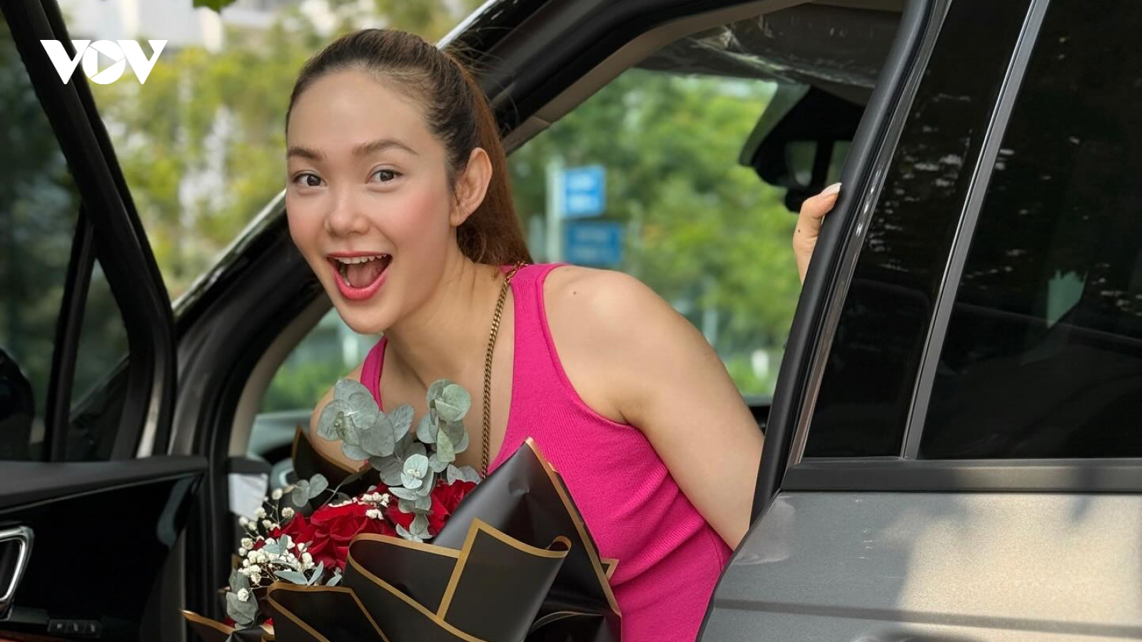Minh Hằng bất ngờ khi được chồng tặng ôtô
