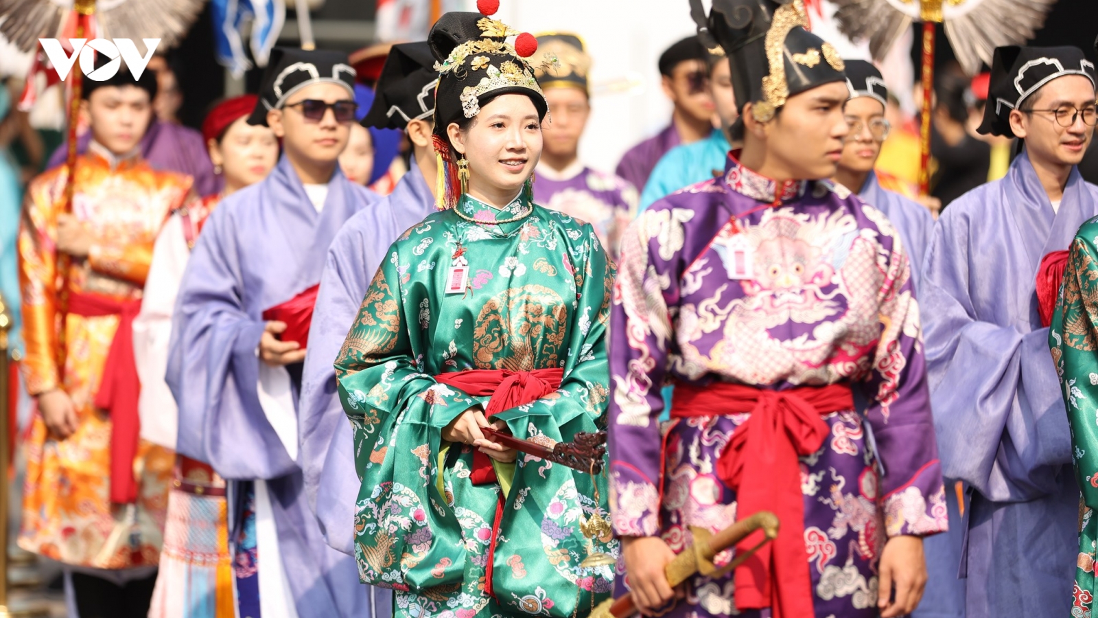 Hàng nghìn người mặc áo dài xác lập kỷ lục tại concert "Anh trai vượt ngàn chông gai"