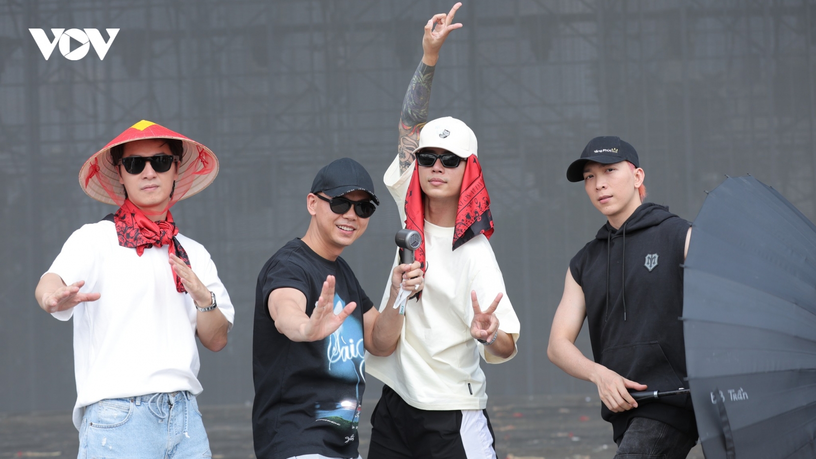 Dàn “Anh trai vượt ngàn chông gai” mặc kín mít, đội nắng tập luyện cho concert