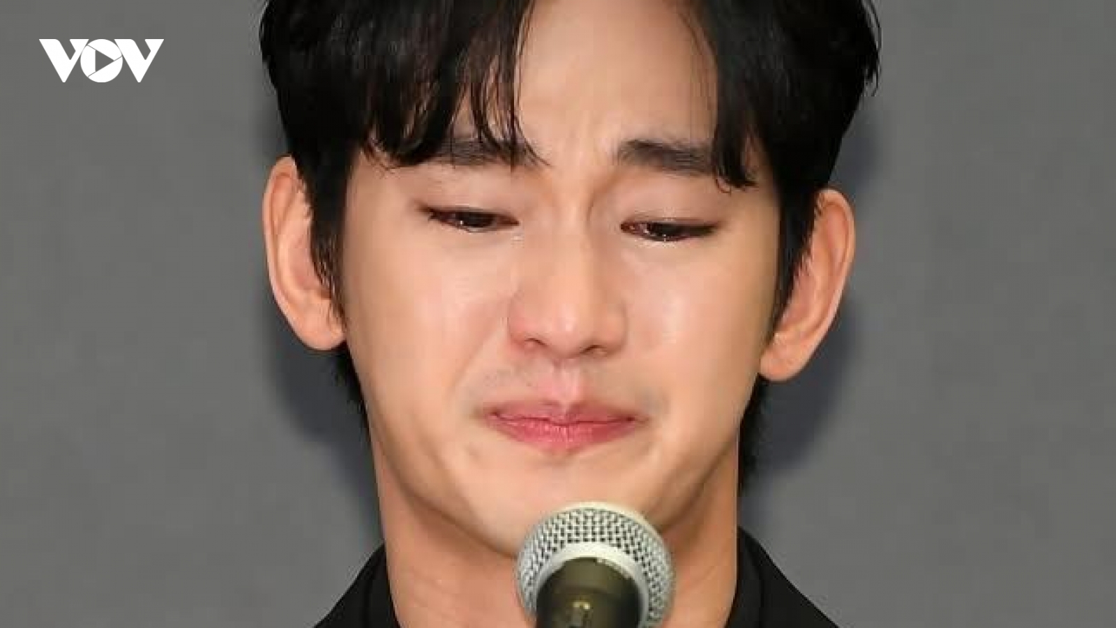 Kim Soo Hyun khóc tại họp báo, thừa nhận mình là "kẻ hèn nhát"