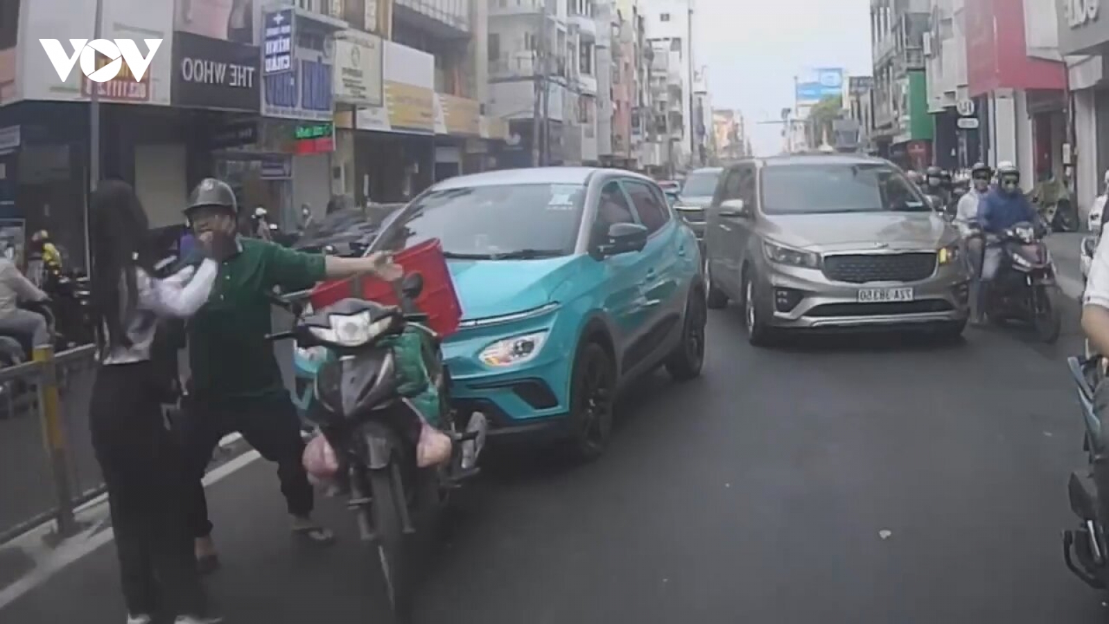 Xô xát sau va chạm giao thông, người phụ nữ và đàn ông ẩu đả trên đường