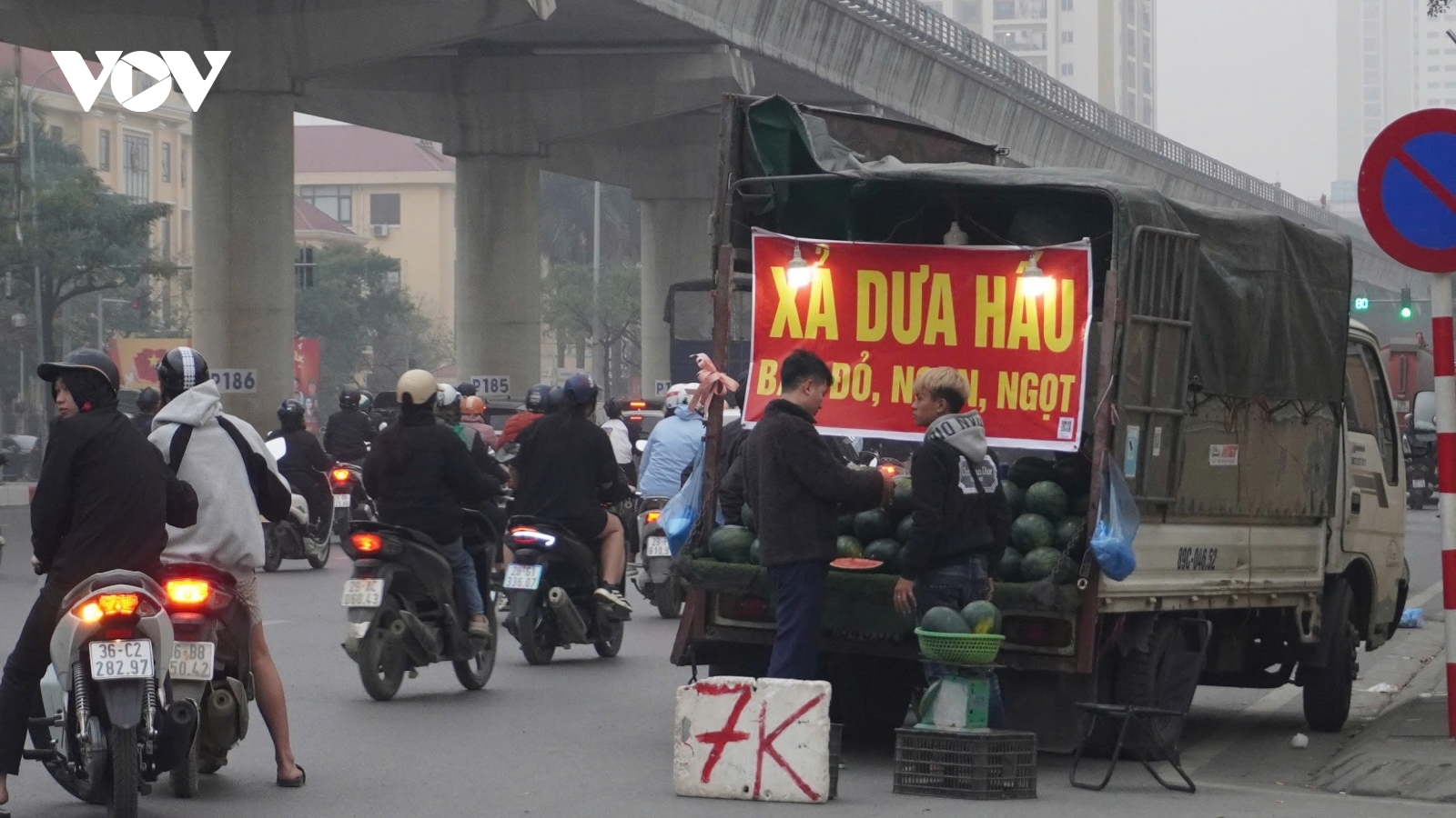 Nhan nhản sạp hàng tự phát ngang nhiên lấn chiếm lòng đường: Cơ quan chức năng ở đâu?