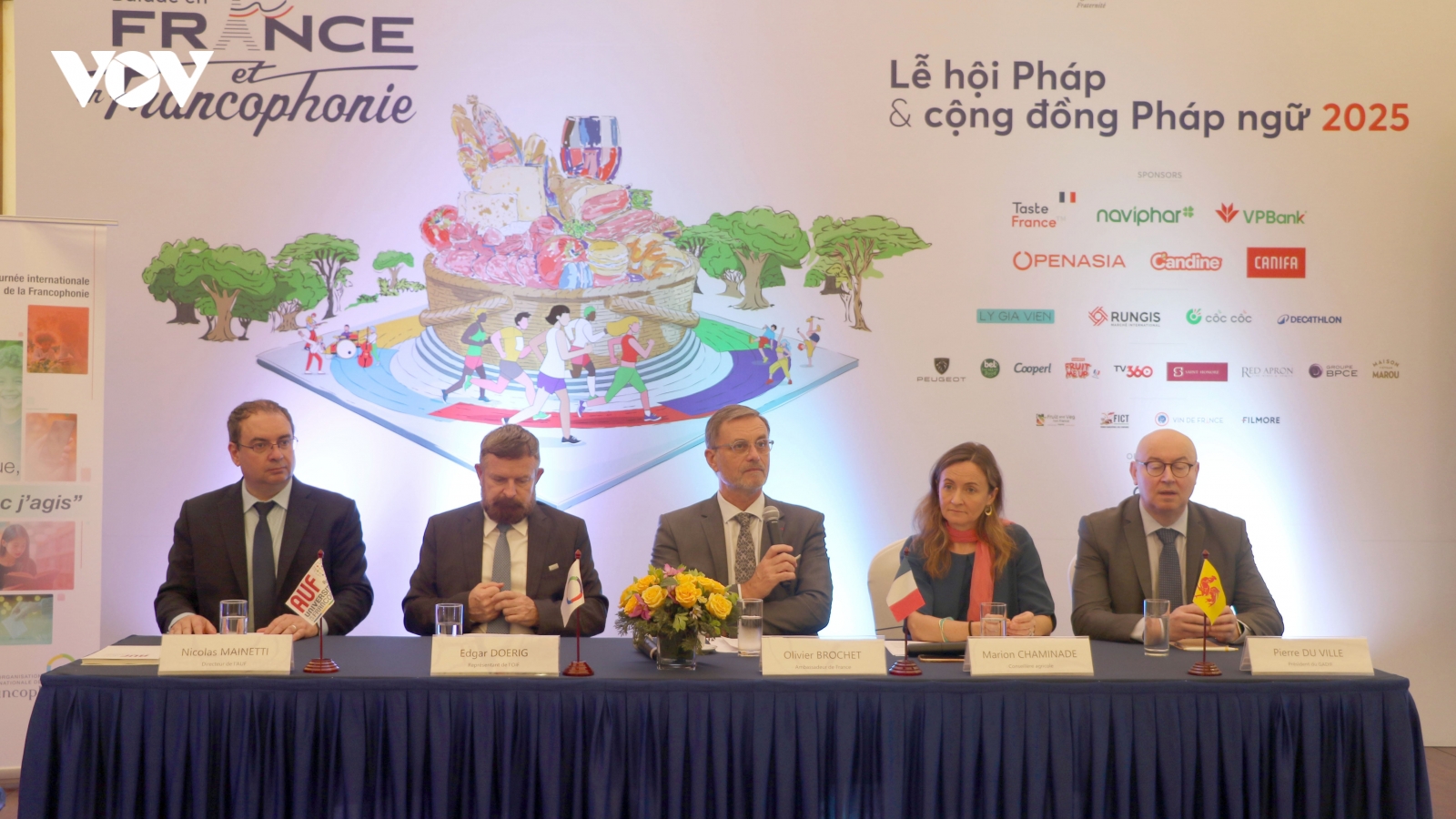 Du khách khám phá ẩm thực nổi tiếng tại Lễ hội Pháp Balade en France