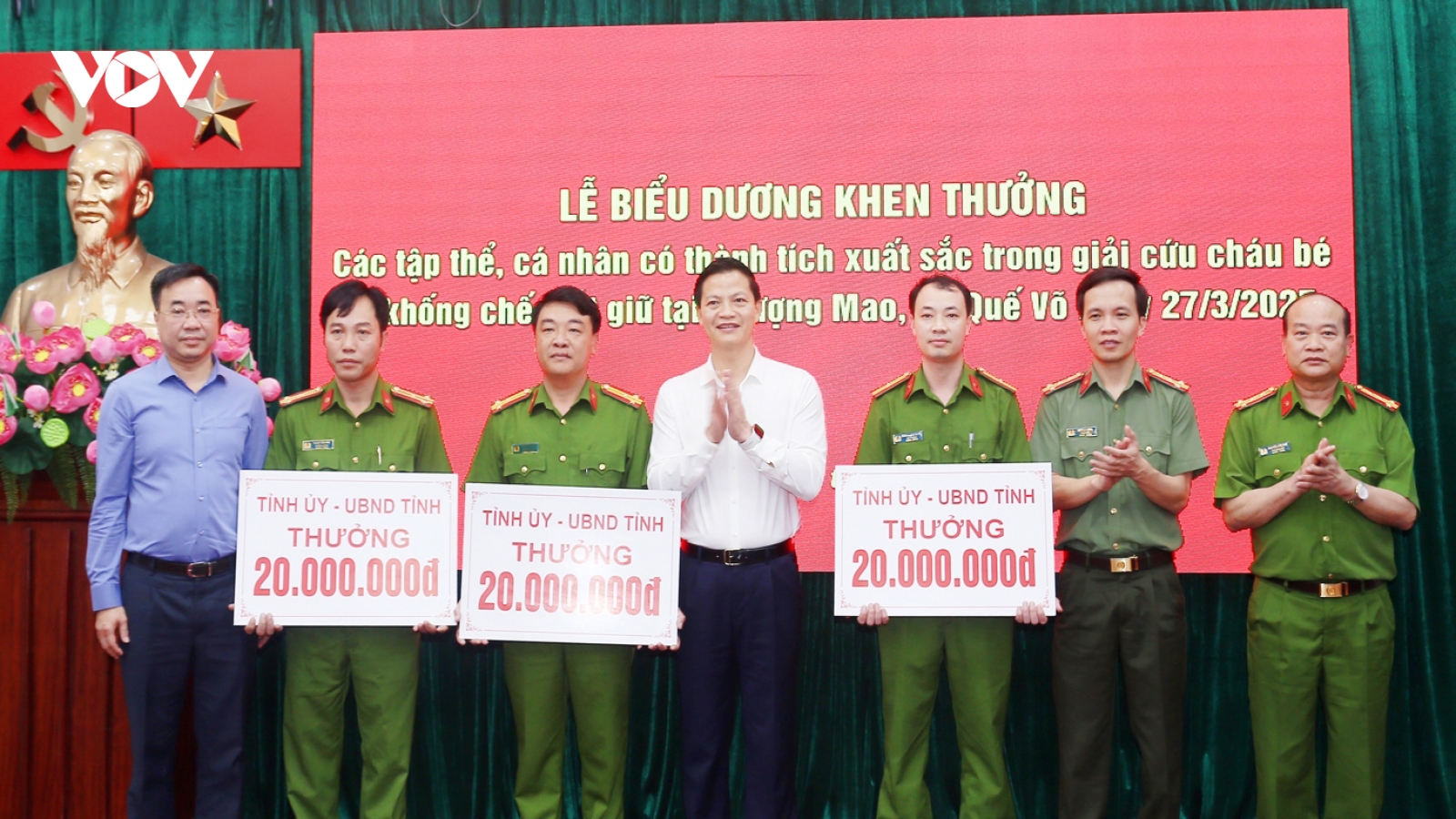 Bắc Ninh thưởng nóng lực lượng giải cứu bé gái bị khống chế trên mái nhà