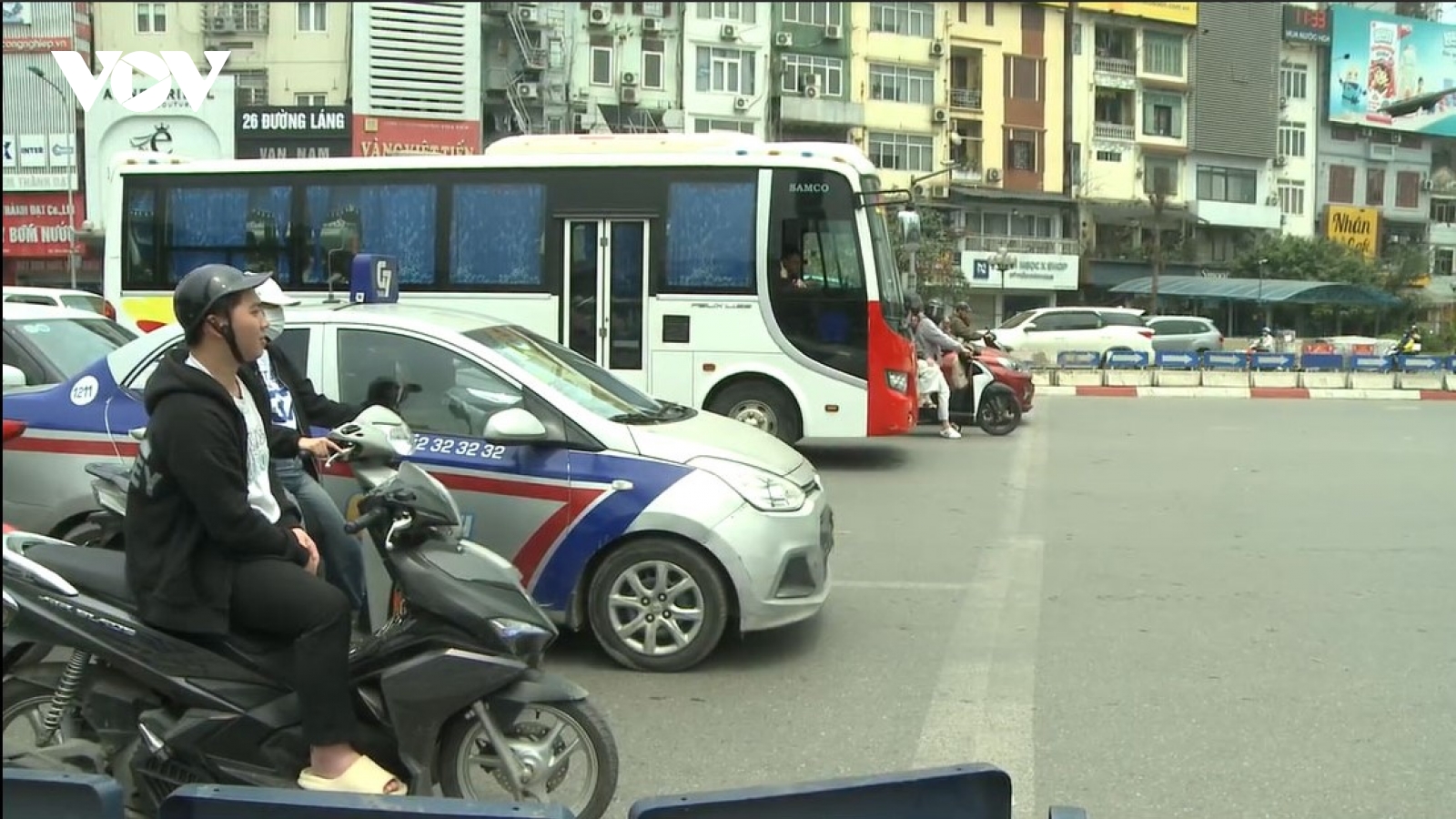 Người Hà Nội "nhờn luật", lại vượt đèn đỏ, leo vỉa hè khi không có CSGT
