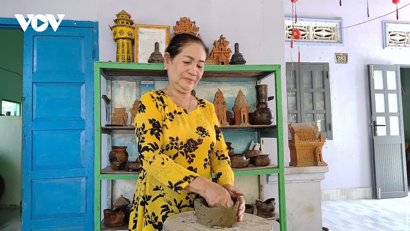 Người phụ nữ Chăm nặng lòng với nghề gốm ở Bình Thuận