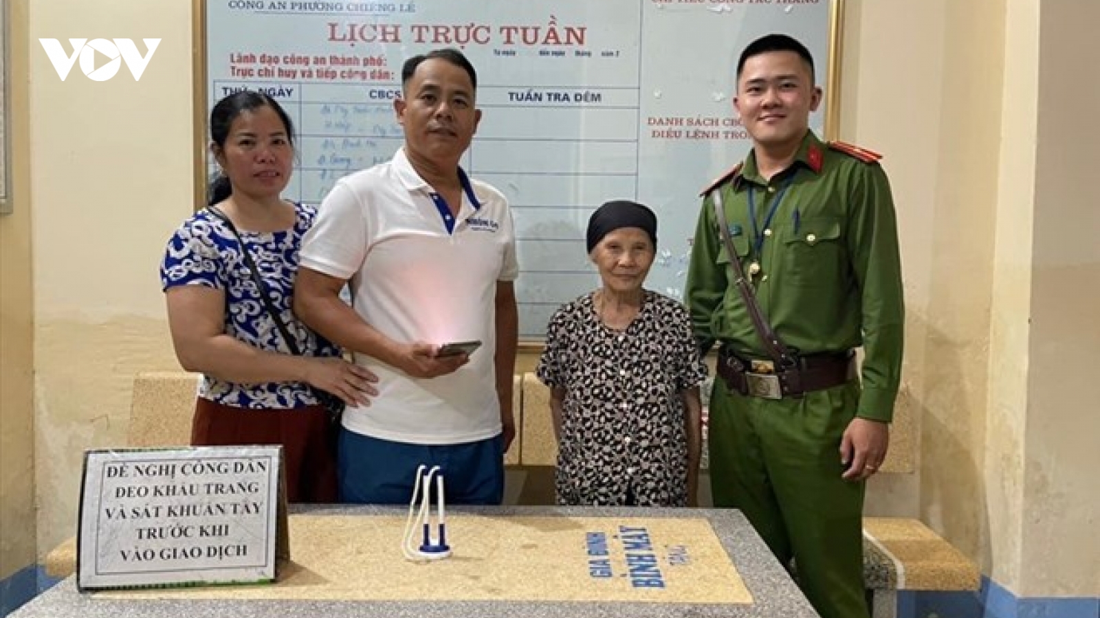 Cụ bà 76 tuổi đi lạc hơn 10km ở Hà Nội