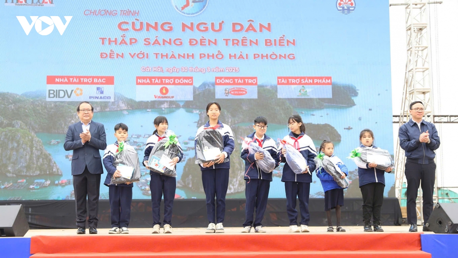 “Cùng ngư dân thắp sáng đèn trên biển” tại huyện đảo Cát Hải