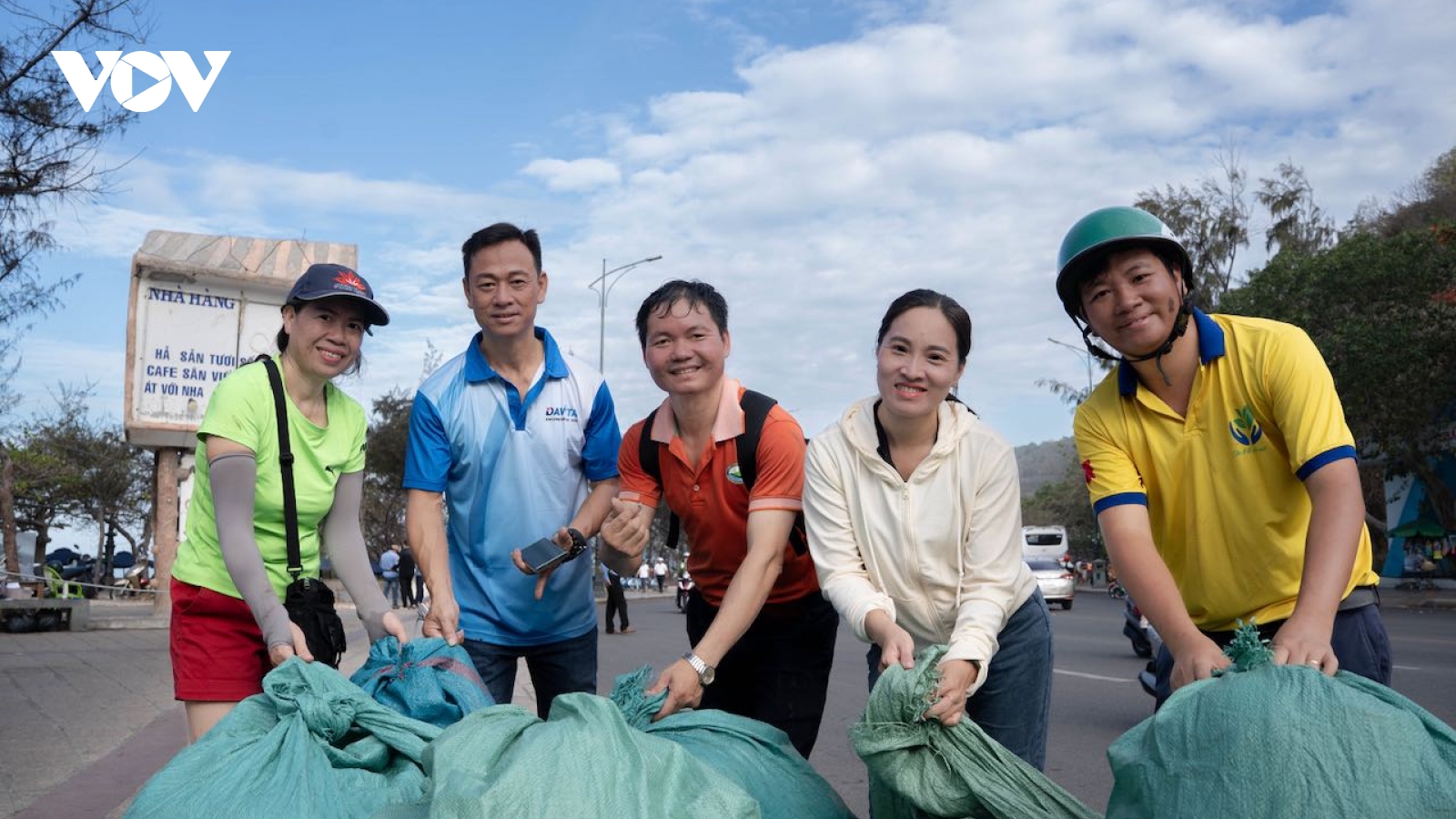 Hơn 80 tình nguyện viên tham gia làm sạch Mũi Nghinh Phong, Vũng Tàu