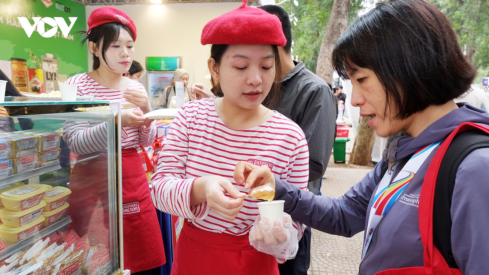 Người dân thỏa mãn trải nghiệm ẩm thực Pháp tại Lễ hội Pháp trong lòng Hà Nội