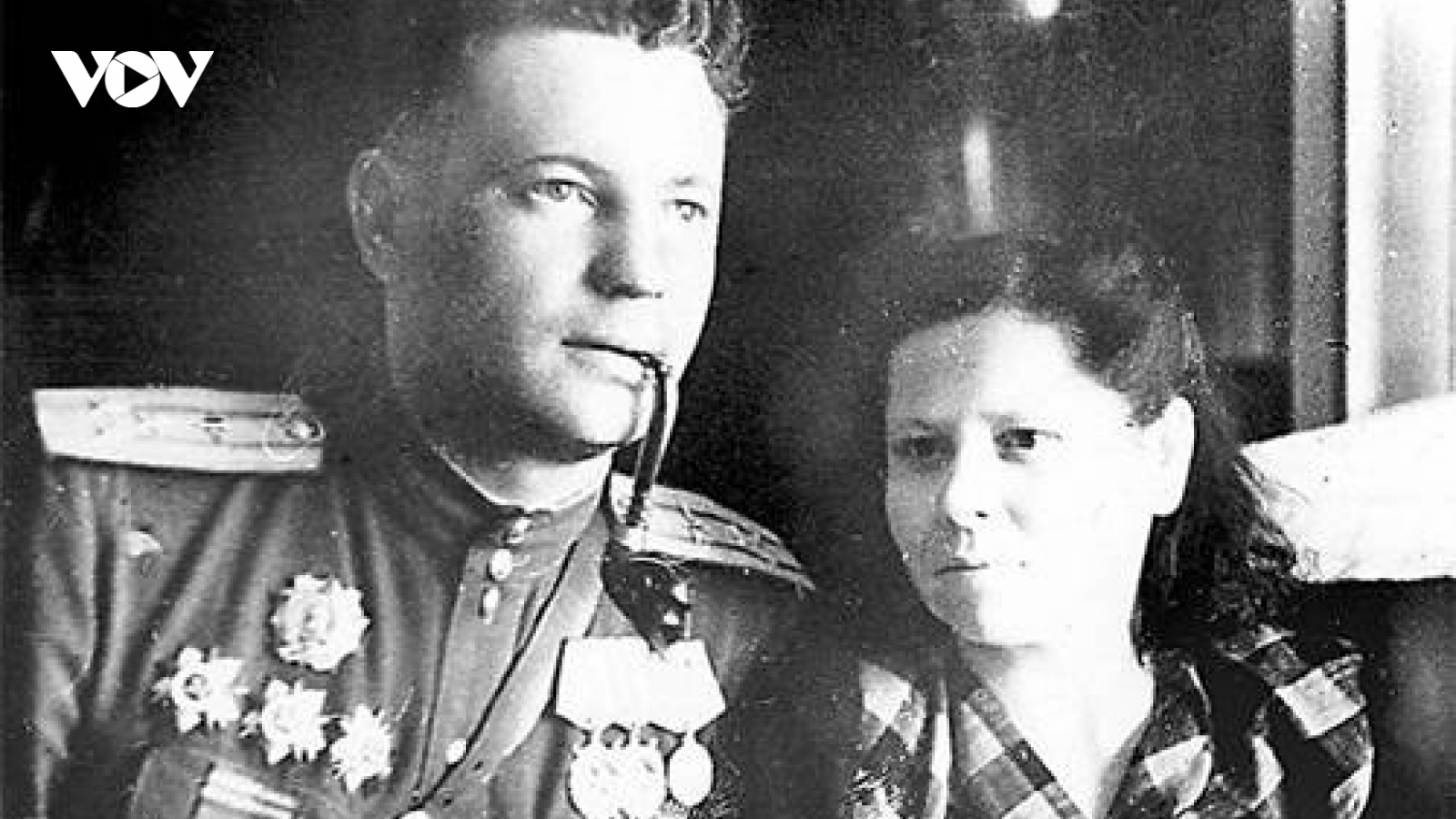 Phi công duy nhất trong lịch sử được cả Hitler và Stalin trọng thưởng