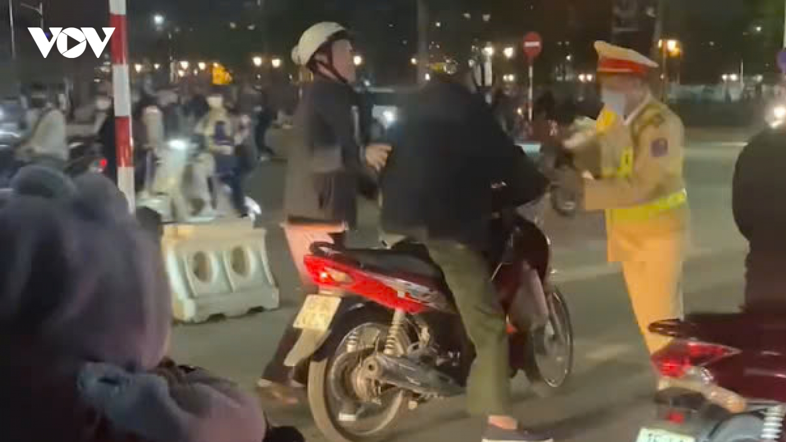 Tấn công CSGT khi được yêu cầu kiểm tra nồng độ cồn