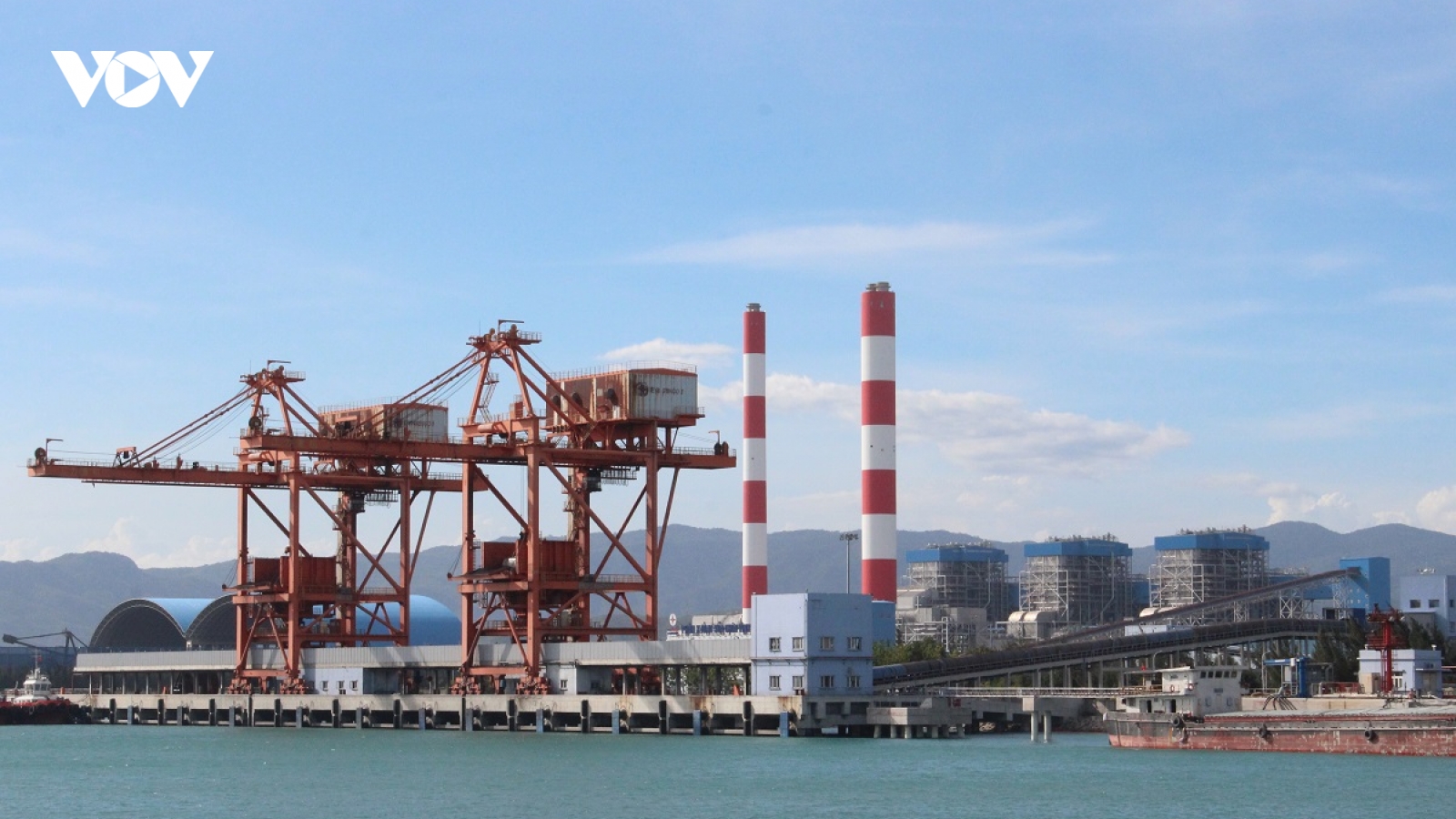 Bụi đen từ Trung tâm Điện lực Vĩnh Tân phát tán vào nhà dân ở Bình Thuận