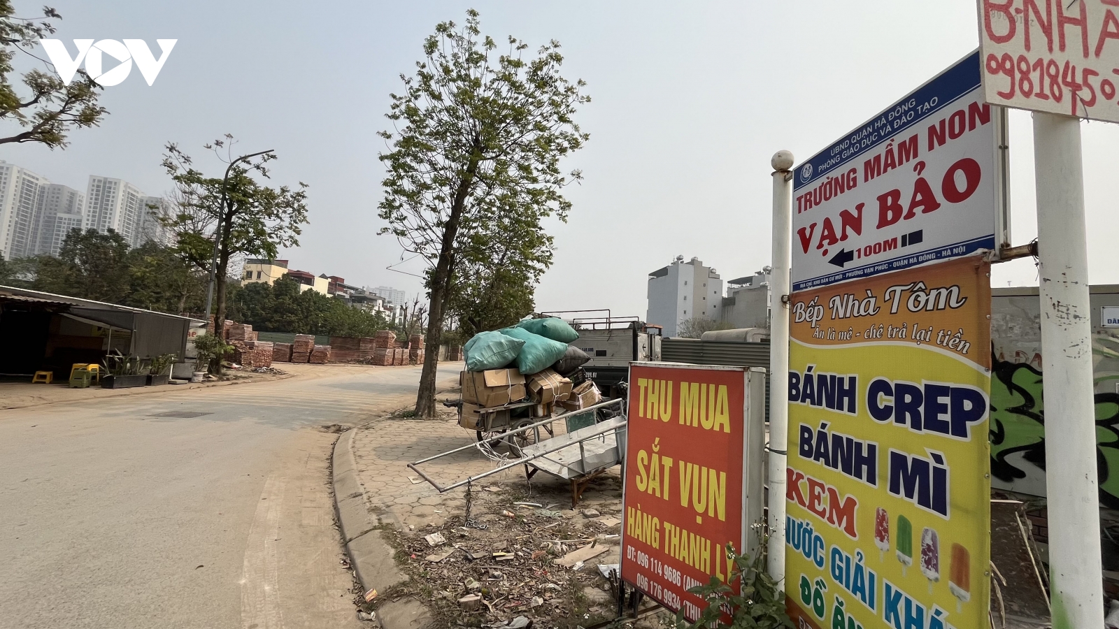 Vật liệu xây dựng bủa vây trường học và khu dân cư ở Vạn Phúc, Hà Đông