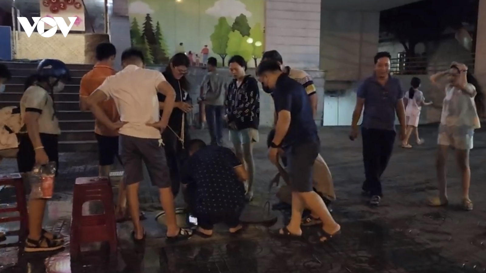 TP.HCM: Cư dân "rùng mình" vì nước thải tràn vào bể chứa nước sinh hoạt