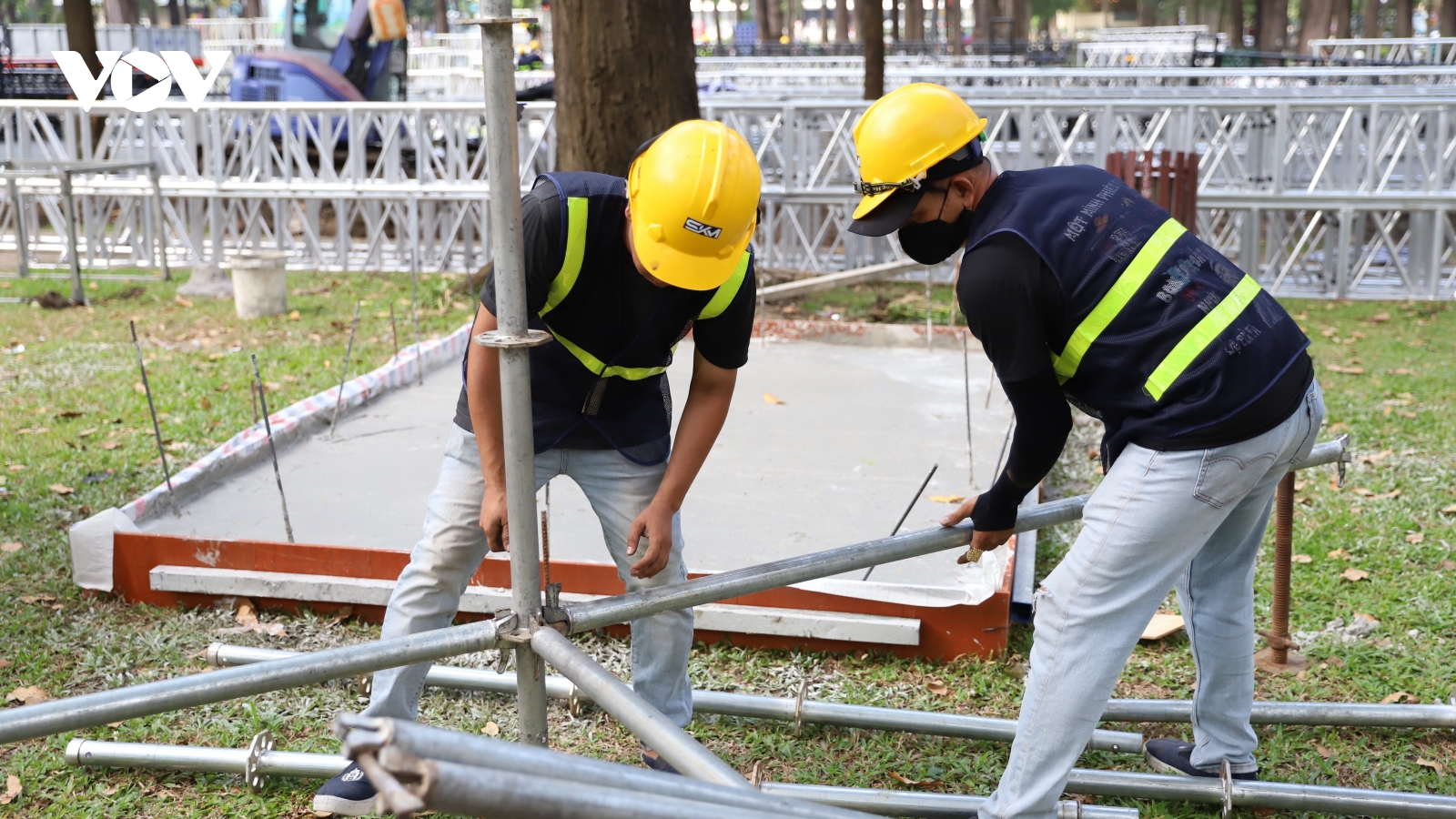 Tất bật thi công các hạng mục phục vụ Lễ kỷ niệm 30/4 tại TP.HCM