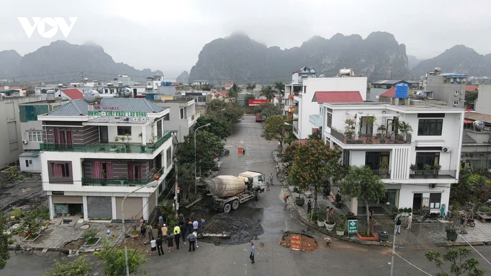 Người dân chủ động gia cố nhà cửa bị sụt lún tại phường Cẩm Sơn (Quảng Ninh)