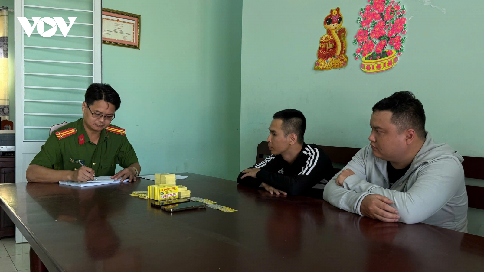 Tái diễn nạn rải tờ rơi, dán quảng cáo cho vay tiền trước nhà dân ở Kiên Giang