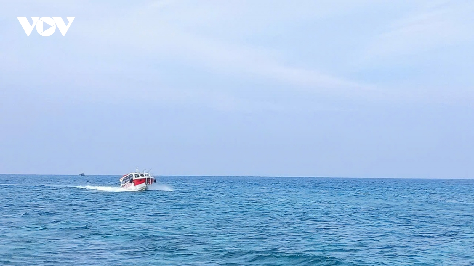 Tàu cá Bình Thuận hỏng máy, 12 ngư dân được cứu hộ an toàn