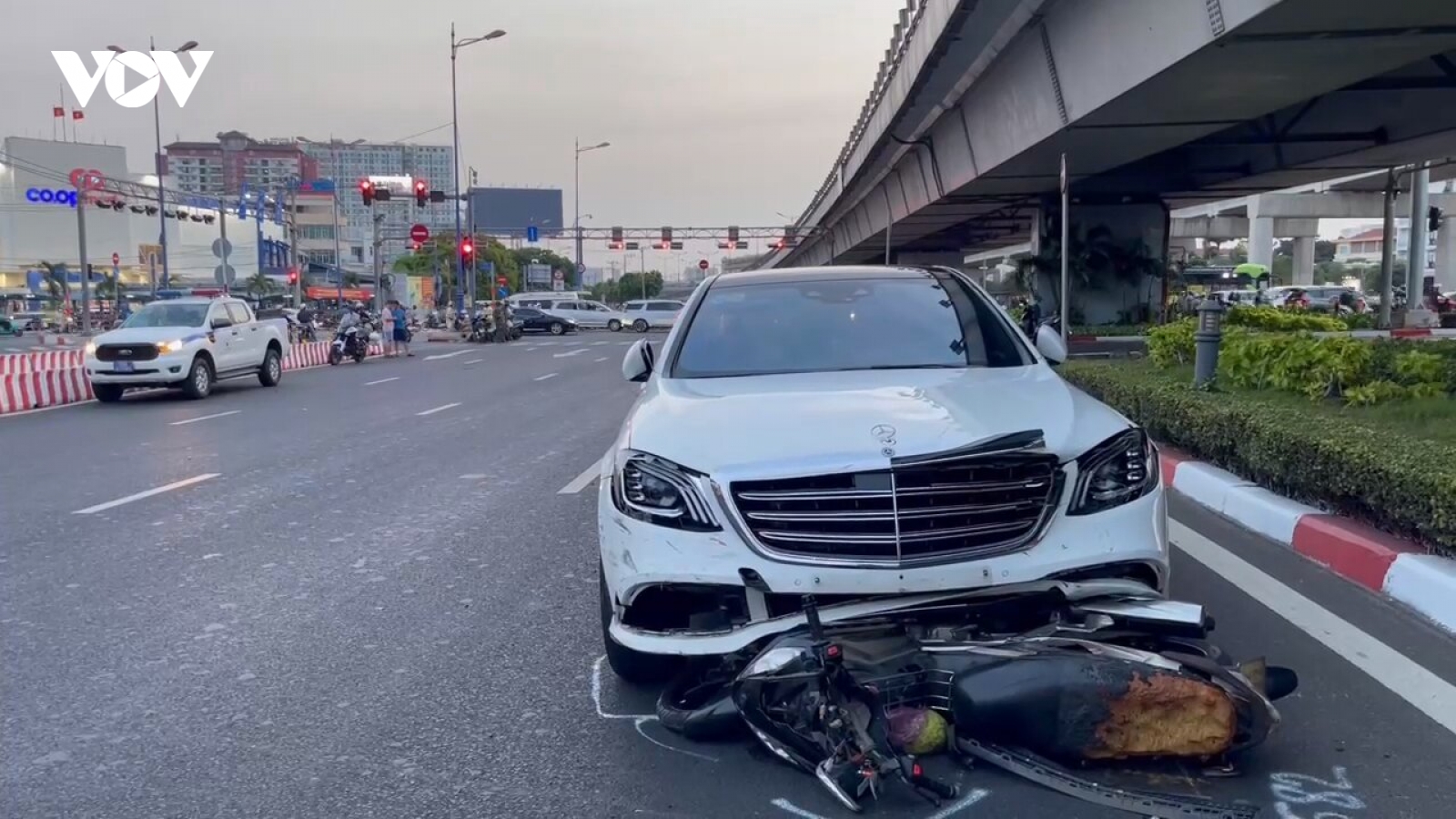 Nữ tài xế lái Mercedes tông 10 xe máy đang chờ đèn đỏ