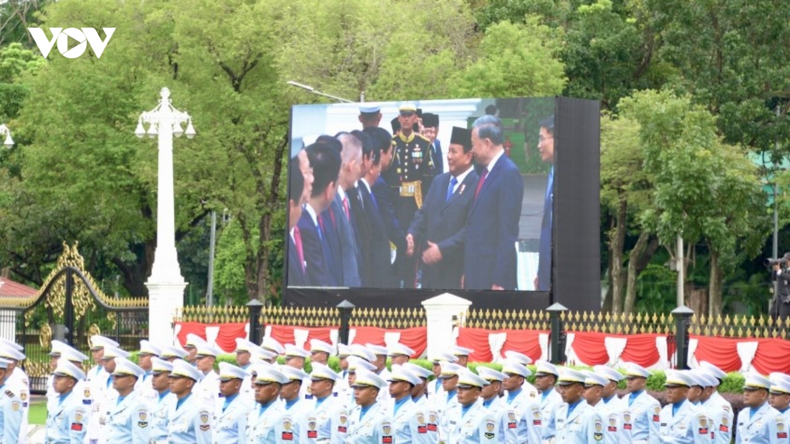 Indonesia fires 21-gun salute to welcome Party leader To Lam