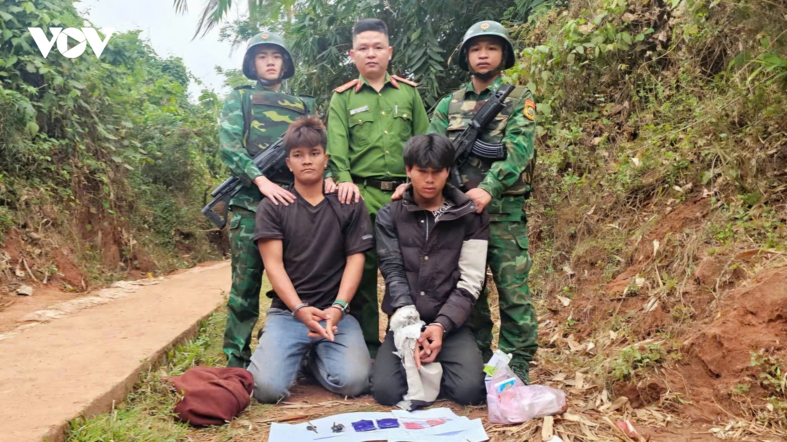 Bắt giữ 2 đối tượng vượt biên sang Lào mua ma tuý