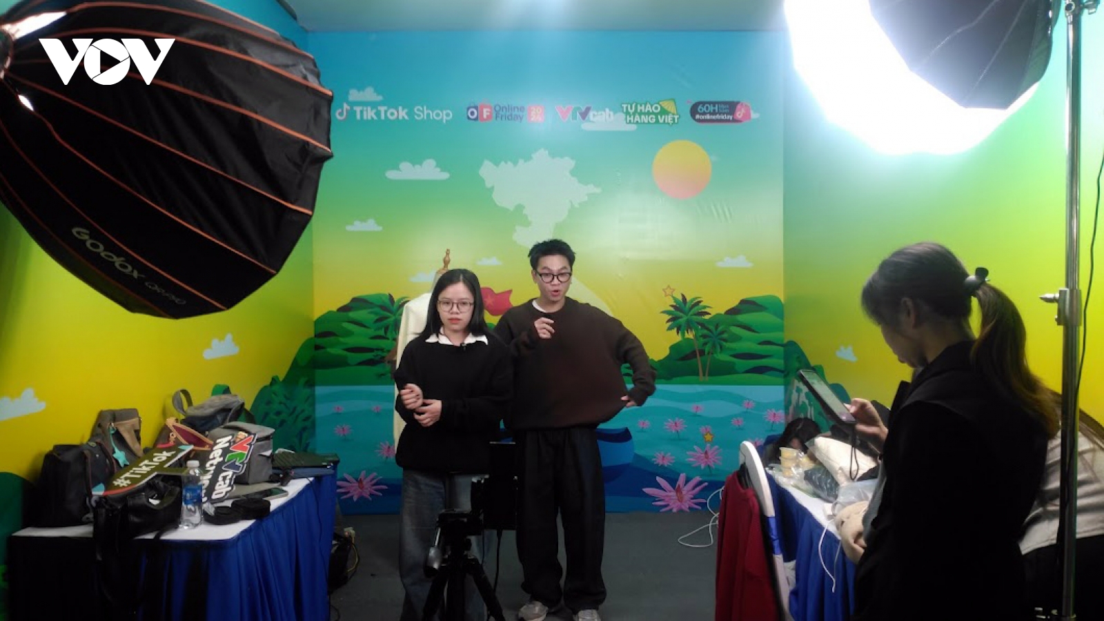 Từ vụ Quang Linh Vlogs: Nền tảng bán hàng phải là "trọng tài" các giao dịch điện tử