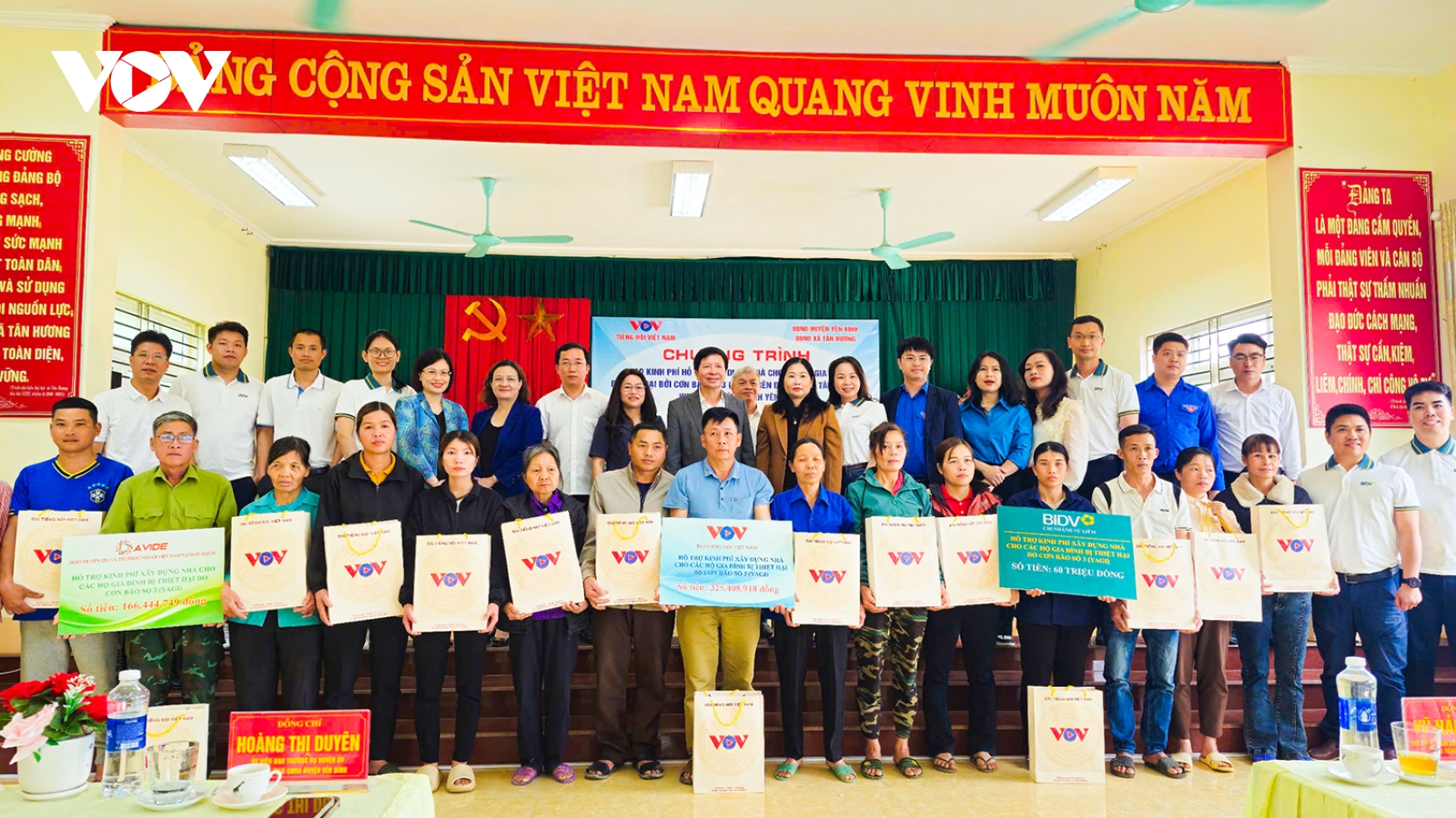 VOV tặng kinh phí xây nhà cho các hộ gia đình bị thiệt hại do bão số 3 ở Yên Bái