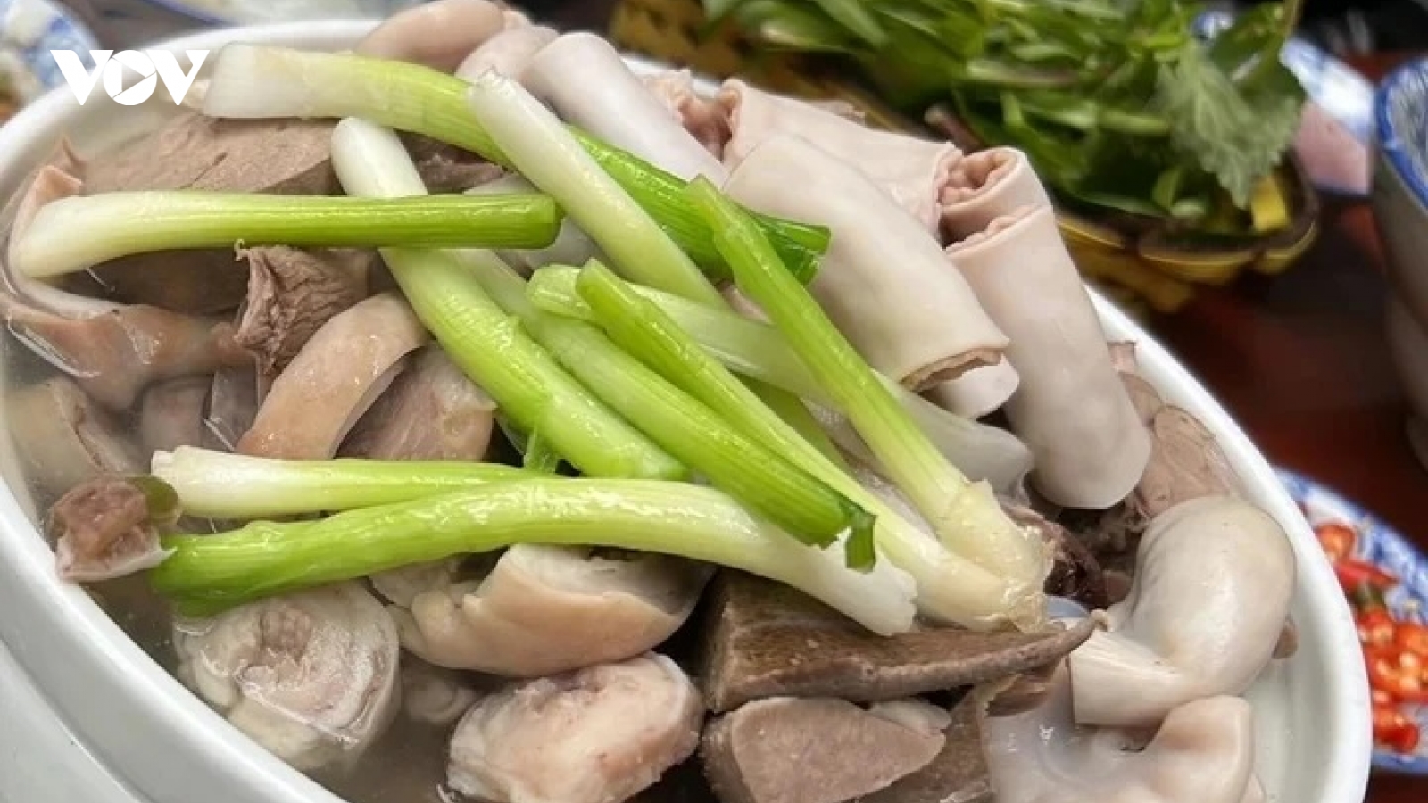 Nhóm người không nên ăn lòng lợn