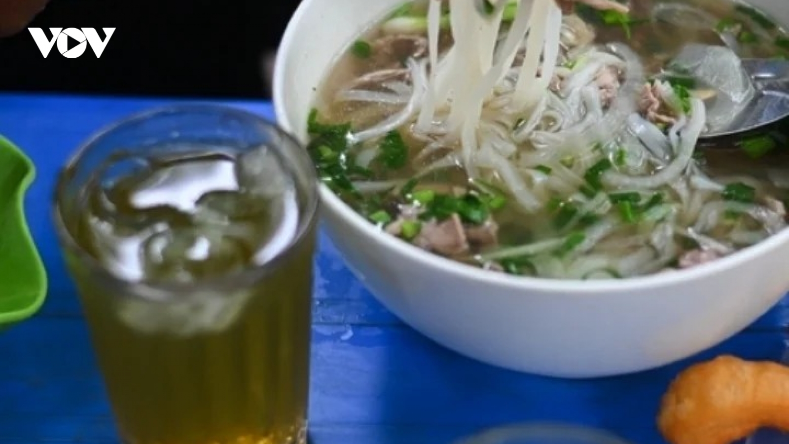 Có nên ăn phở, uống trà đá cùng lúc?