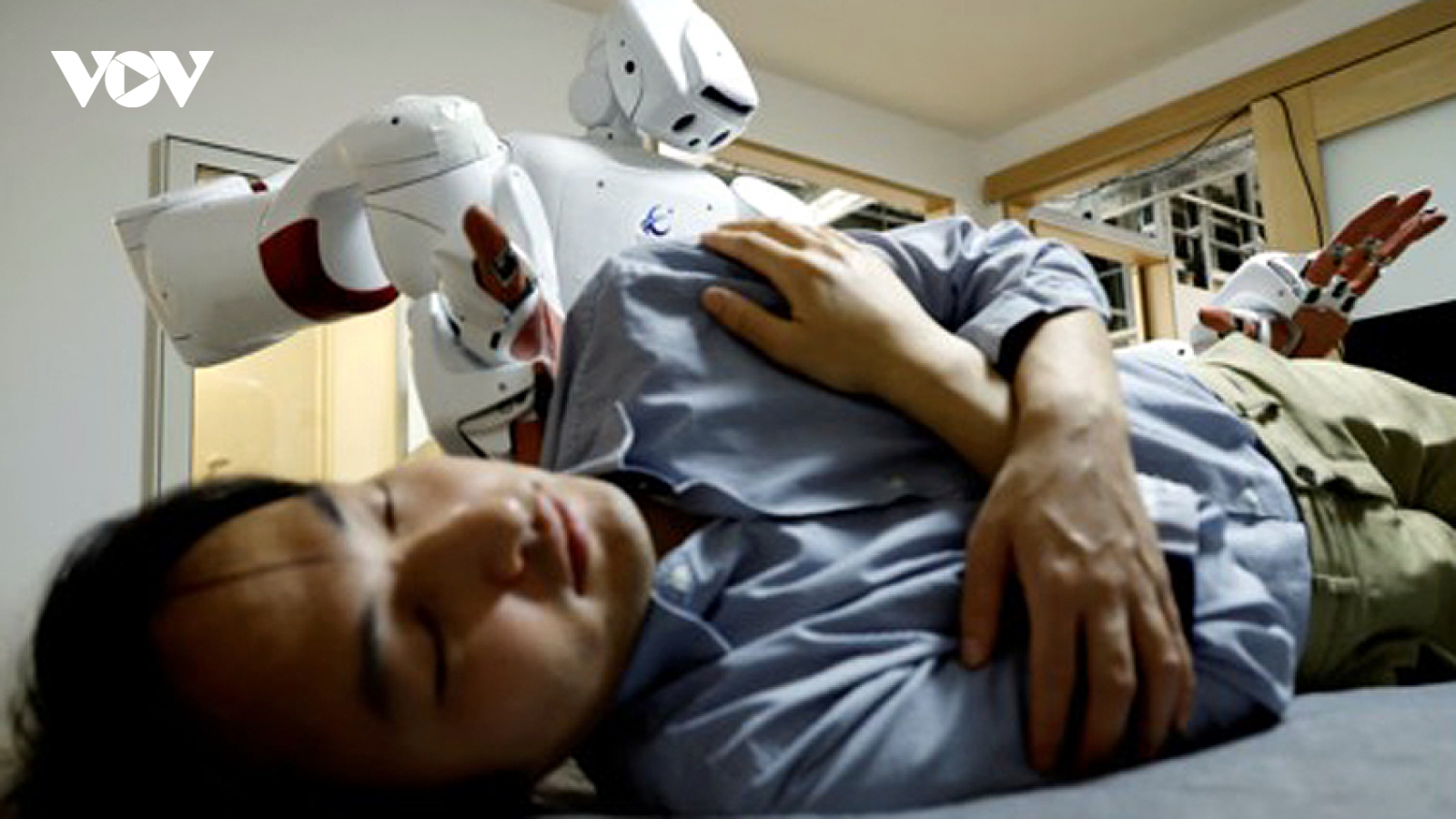 Nhật Bản ra mắt robot ứng dụng AI chăm sóc người cao tuổi