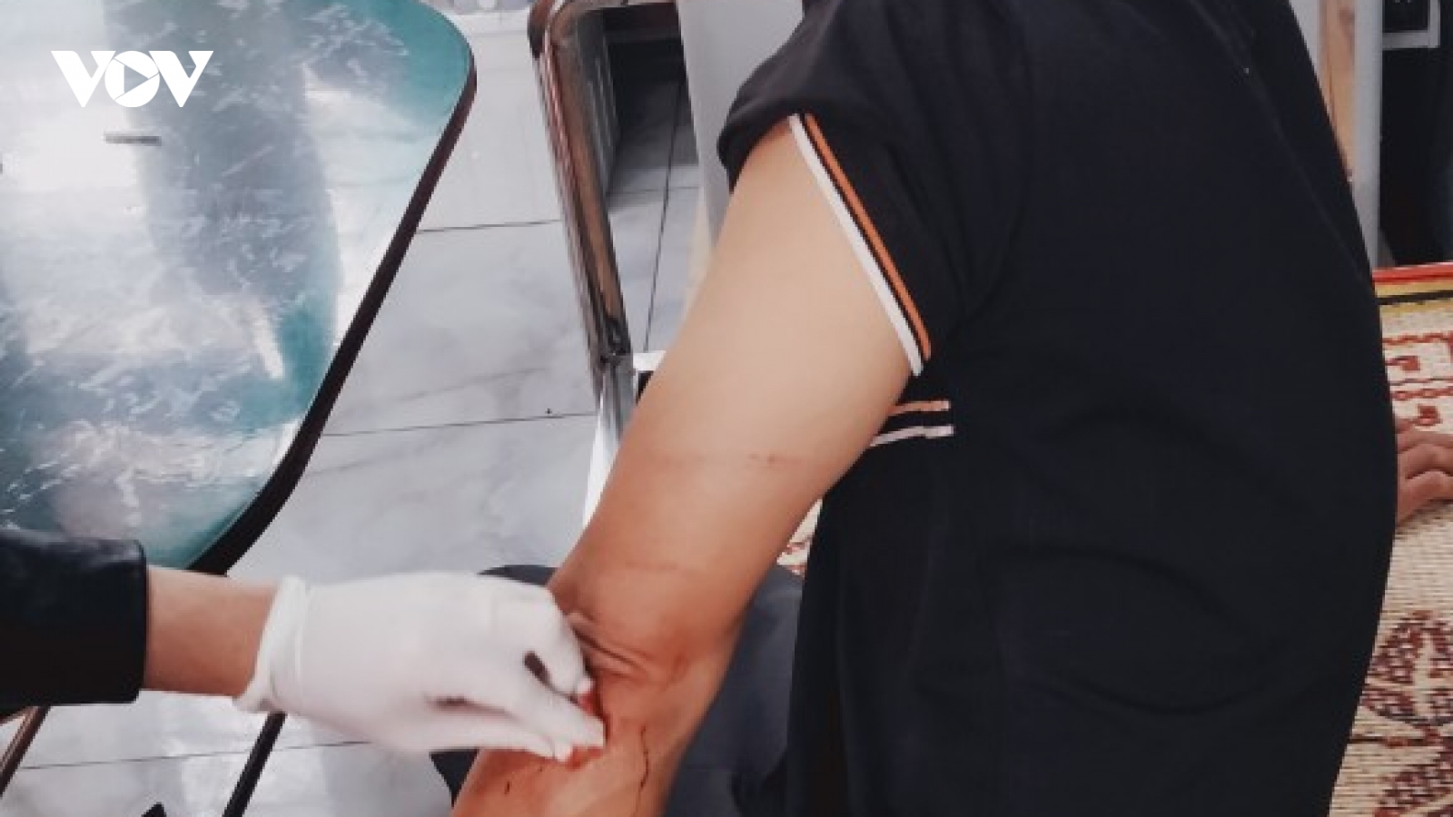Đang làm việc, công nhân khai thác đá bị chém trọng thương