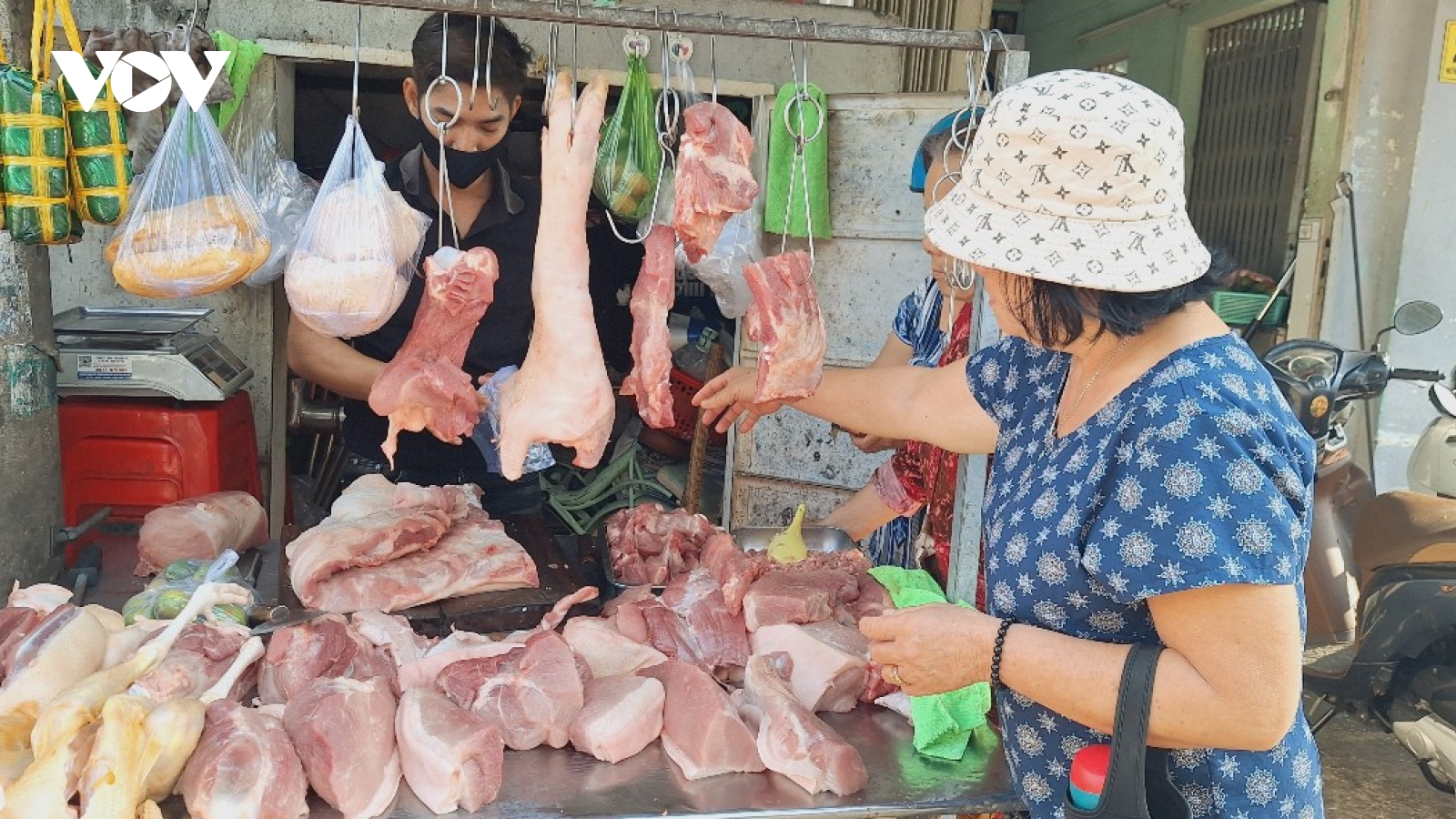 Giá thực phẩm leo thang “vắt kiệt” đồng lương của người lao động ở TP.HCM