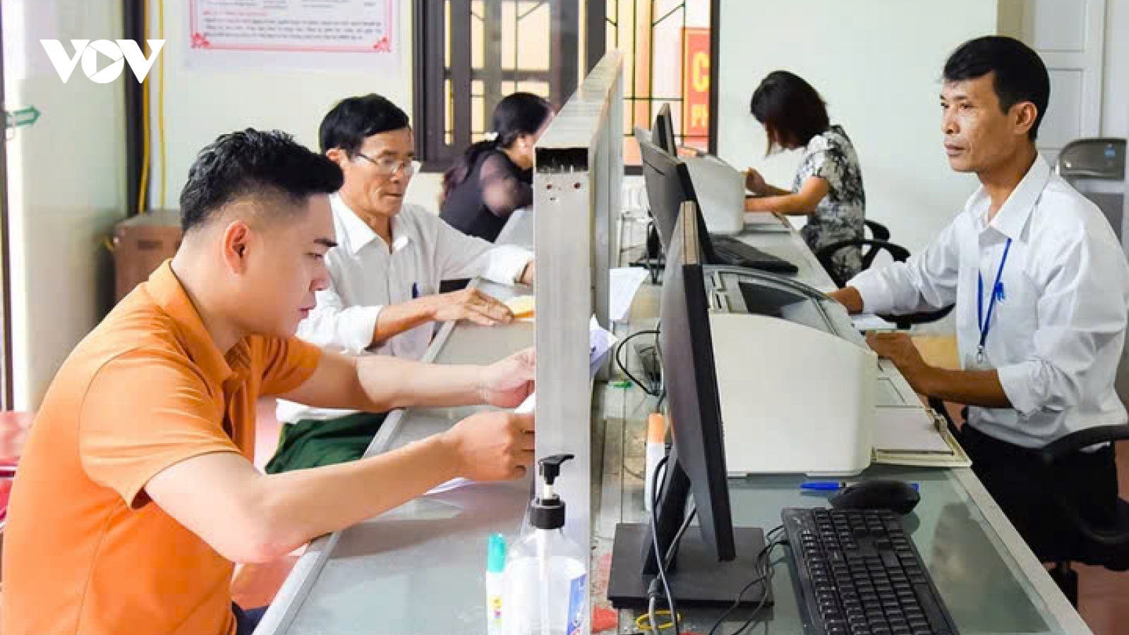 Bỏ cấp huyện: Công chức cấp xã cũng là công chức cấp tỉnh, trung ương?