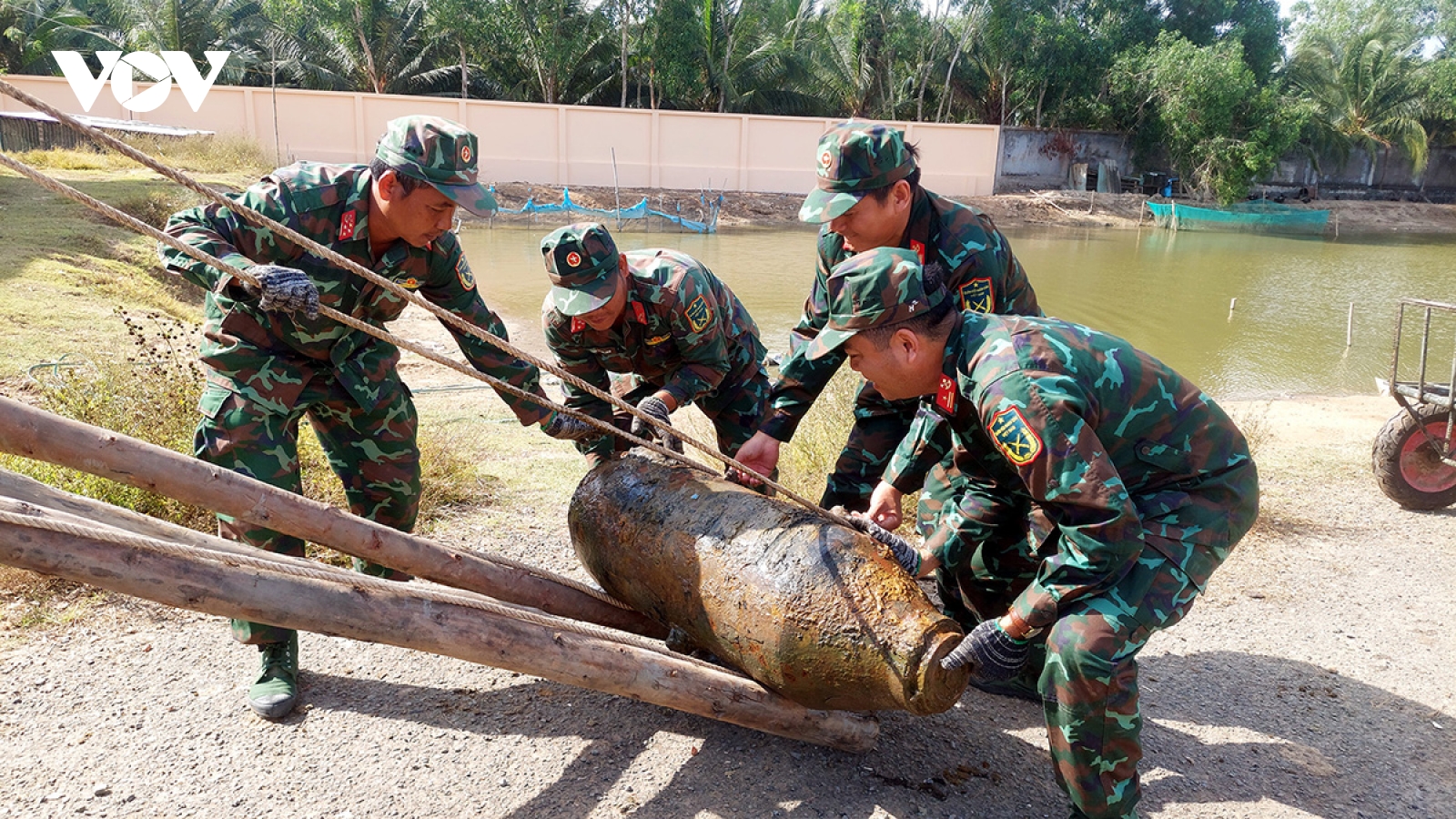 Trà Vinh: Bàn giao 3 quả bom đưa đi huỷ nổ