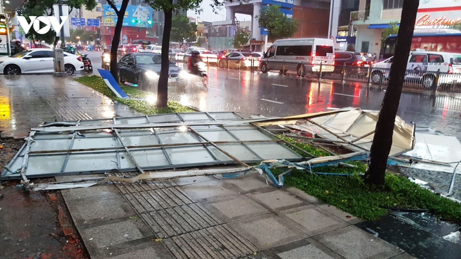 Biển quảng cáo 10 tấn đè sập 3 căn nhà